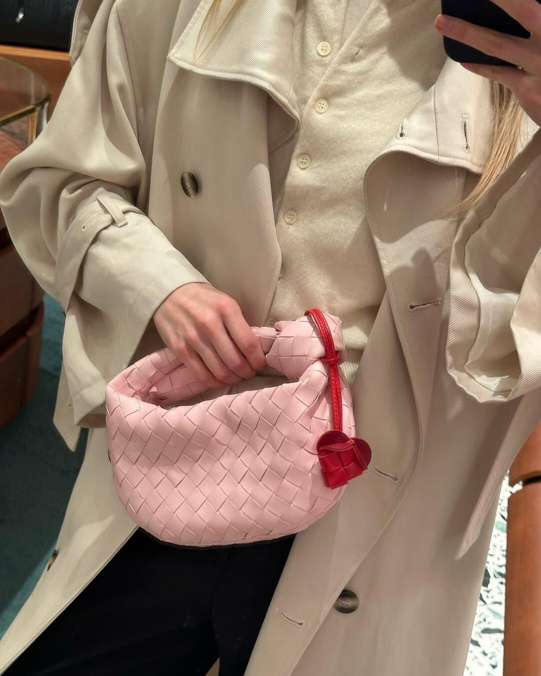 NO:754029,-Wearing picture -BOTTEGA VENETA BV love heart woven pendant,,bottega veneta,bottega veneta,bottega veneta19860909-佩戴图 -BOTTEGA VENETA葆蝶家BV爱心桃心编织挂件挂饰,,bottega veneta,bottega veneta,bottega veneta,accessory