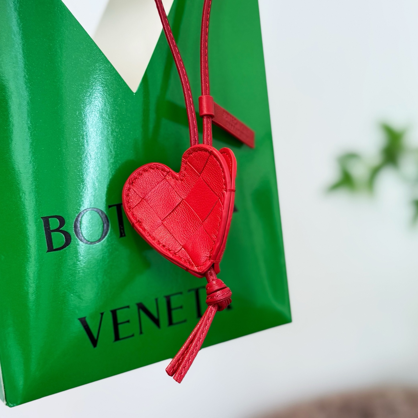 NO:754030,New BV love pendant - original quality, complete with original packaging. BOTTEGA VENETA BV love woven pendant. It is hand-woven by craftsmen from tubular lambskin. Every weaving texture hides the craftsman's care and ingenuity. Whether it is hung on a commuter bag or a casual backpack, it is super eye-catching!  Give it to someone and make her bag instantly unique. Every time she sees it, she will be reminded of your full love~ Come to me to inject interesting soul into your bag.,,bottega veneta,bottega veneta,bottega veneta,backpacks,sheepskin19860909新品BV爱心挂件挂饰 -原单品质 配全套原版包装 BOTTEGA VENETA葆蝶家BV爱心编织挂件挂饰 工匠用管状小羊皮全纯手工编织而成的哦~每一处编织纹理都藏着匠人的用心与巧思 不管是挂在通勤包上,还是休闲风的背包上,都超吸睛！送对象,让她的包包瞬间与众不同,每次看到都能想起你满满的爱意~ 快来找我来为你的包包注入有趣的灵魂.,,bottega veneta,bottega veneta,bottega veneta,backpacks,sheepskin,accessory