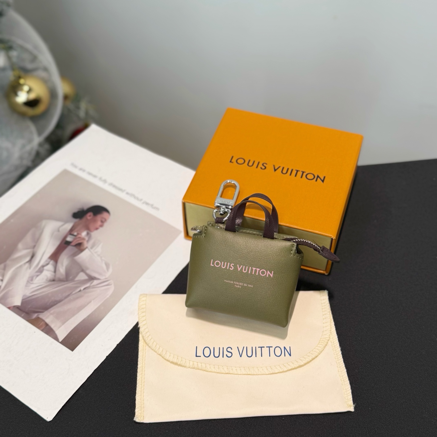 NO:754032,New product in 6 colors available Mini shopping bag pendant M02699 Louis Vuitton LV MINI SHOER bag key chain pendant LV Mini Shoer bag decoration uses unique and creative interpretation of classic elements to pay tribute to the brand's iconic handbag design. Bright leather expresses contrasting text, and the right size can accommodate wireless headphones or credit cards and other small items.,, louis vuitton, louis vuitton, louis vuitton, keychain19860909新品6色现货 迷你购物袋挂件挂饰 M02699 Louis Vuitton 路易威登LV MINI SHOER 包饰 钥匙扣挂件 LV Mini Shoer 包饰以别致创意演绎经典元素,致意品牌标志性手袋设计.明丽皮革抒写撞色文字,恰宜尺寸可容纳无线耳机或信用卡等随行小物.,,louis vuitton,louis vuitton,louis vuitton,keychain,accessory