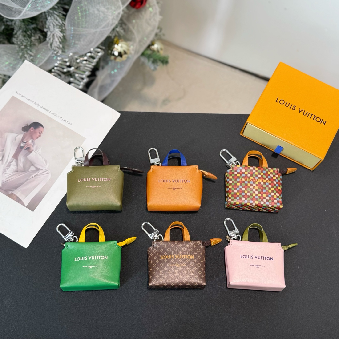 NO:754033,-Counter picture Wearing picture -Mini shopping bag pendant Louis Vuitton Louis Vuitton LV MINI SHOER bag ornaments key chain pendant M02699,,louis vuitton,louis vuitton,louis vuitton,keychain19860909-专柜图 佩戴图 -迷你购物袋挂件挂饰 Louis Vuitton 路易威登LV MINI SHOER 包饰 钥匙扣挂件 M02699,,louis vuitton,louis vuitton,louis vuitton,keychain,accessory