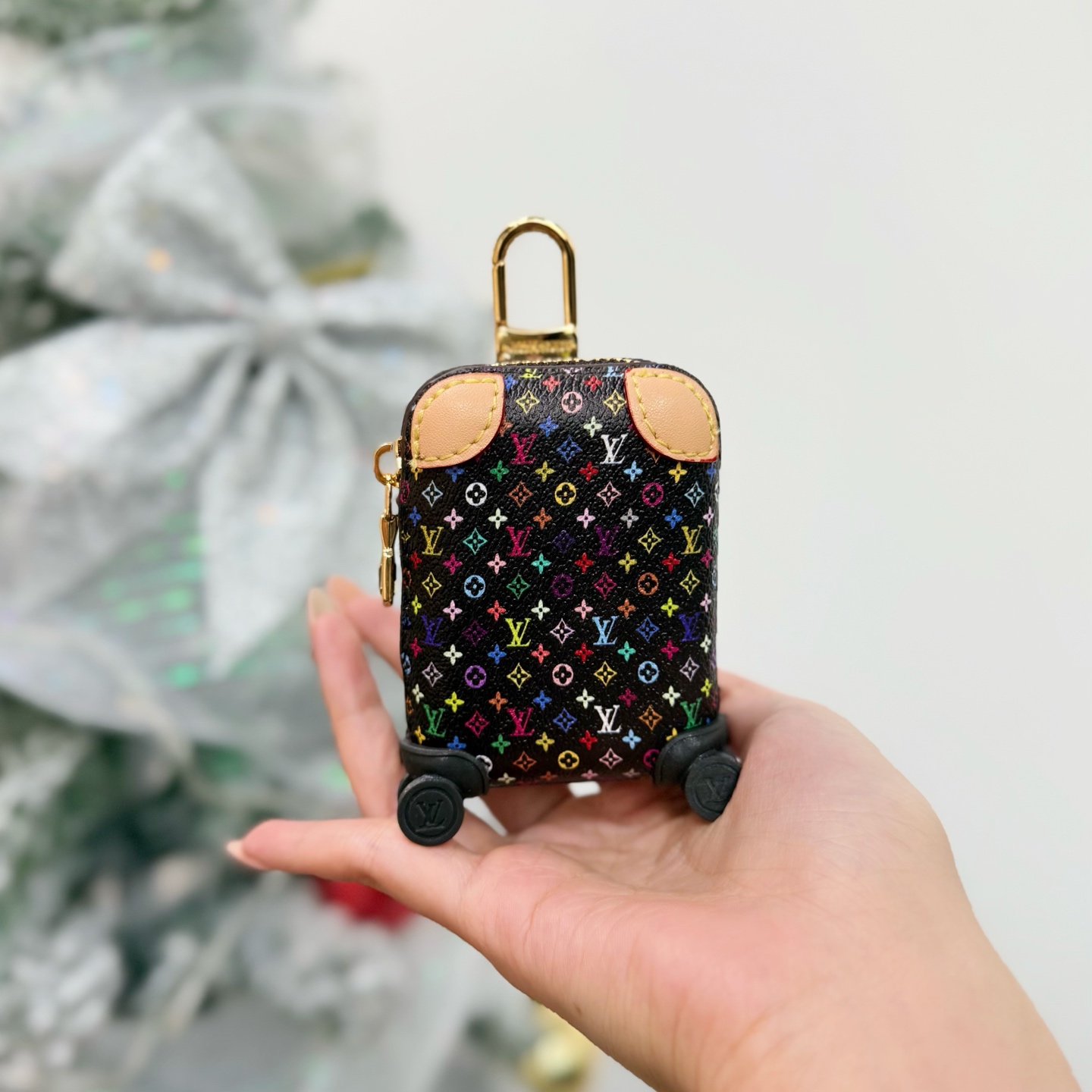 NO:762772,New product M03745 5 colors in stock LV  The pattern brings the focus of attention and subtly expresses the joint creativity of Louis Vuitton and Japanese artist Takashi Murakami. The canvas storage bag faithfully reproduces the classic configuration of the Horizon trolley case, and then uses leather corners to complete the whole. It can not only carry the headphones with you, but also inject trendy interest into various bags.,, louis vuitton, louis vuitton, louis vuitton19860909新品 M03745 5色现货 LV X TM HORIZON AIROD CASE 行李箱包饰 Louis Vuitton 路易威登迷你拉杆箱耳机包挂件挂饰 可放耳机 零钱等小物件 size: 8×6×3cm  LV x TM Horizon Airod Case E ifiL Monogram Multicolor 图案汇聚视线焦点,巧妙道出路易威登与日本艺术家村上隆的联袂创意.帆布收纳袋忠实复刻 Horizon 拉杆箱的经典构型,再借皮革包角完善整体.既可让耳机一路随行,亦可次各式包袋注入潮流意趣.,,louis vuitton,louis vuitton,louis vuitton,accessory