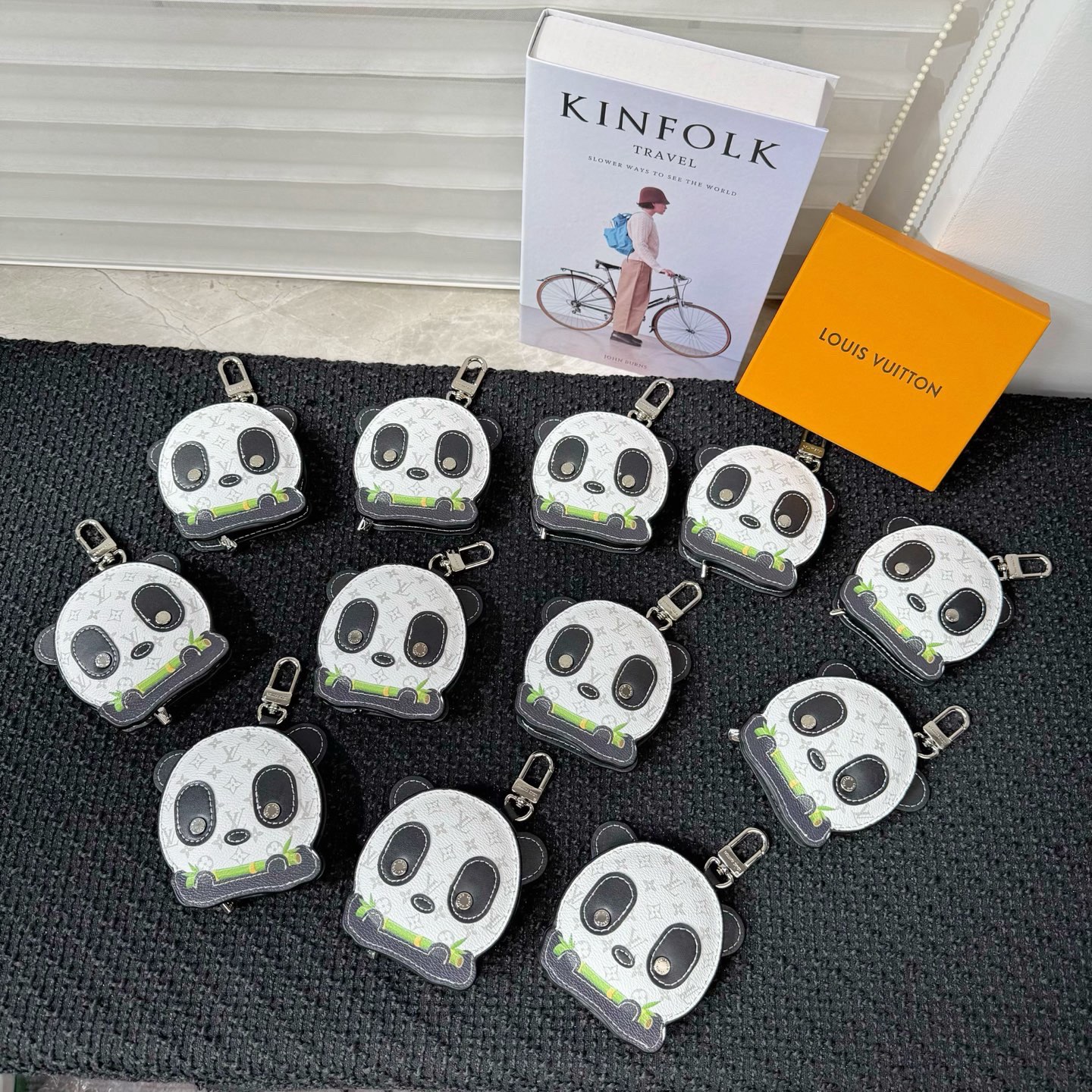 NO:762761,90 with full package Panda keychain M03397 available in stock Louis Vuitton Louis Vuitton Panda earphone bag charm pendant This LV anda bag is decorated with Monogram coated canvas with fresh bamboo stalks, supplemented by exquisite details, making it a fun collection. It can be used as a decoration to add a finishing touch, or it can be transformed into a practical clutch to store wireless headphones.,, louis vuitton, louis vuitton, louis  vuitton,handbag,keychain1986090990配全套包装 熊猫钥匙扣 M03397现货 Louis Vuitton 路易威登熊猫耳机包挂饰挂件 本款 LV anda 包饰为 Monogram 涂层帆布搭配清新竹秆,辅以精巧细节,成就妙趣收藏佳选.可作装饰增添点睛之笔,亦可化身为实用手拿包收纳无线耳机.,,louis vuitton,louis vuitton,louis vuitton,handbag,keychain,accessory