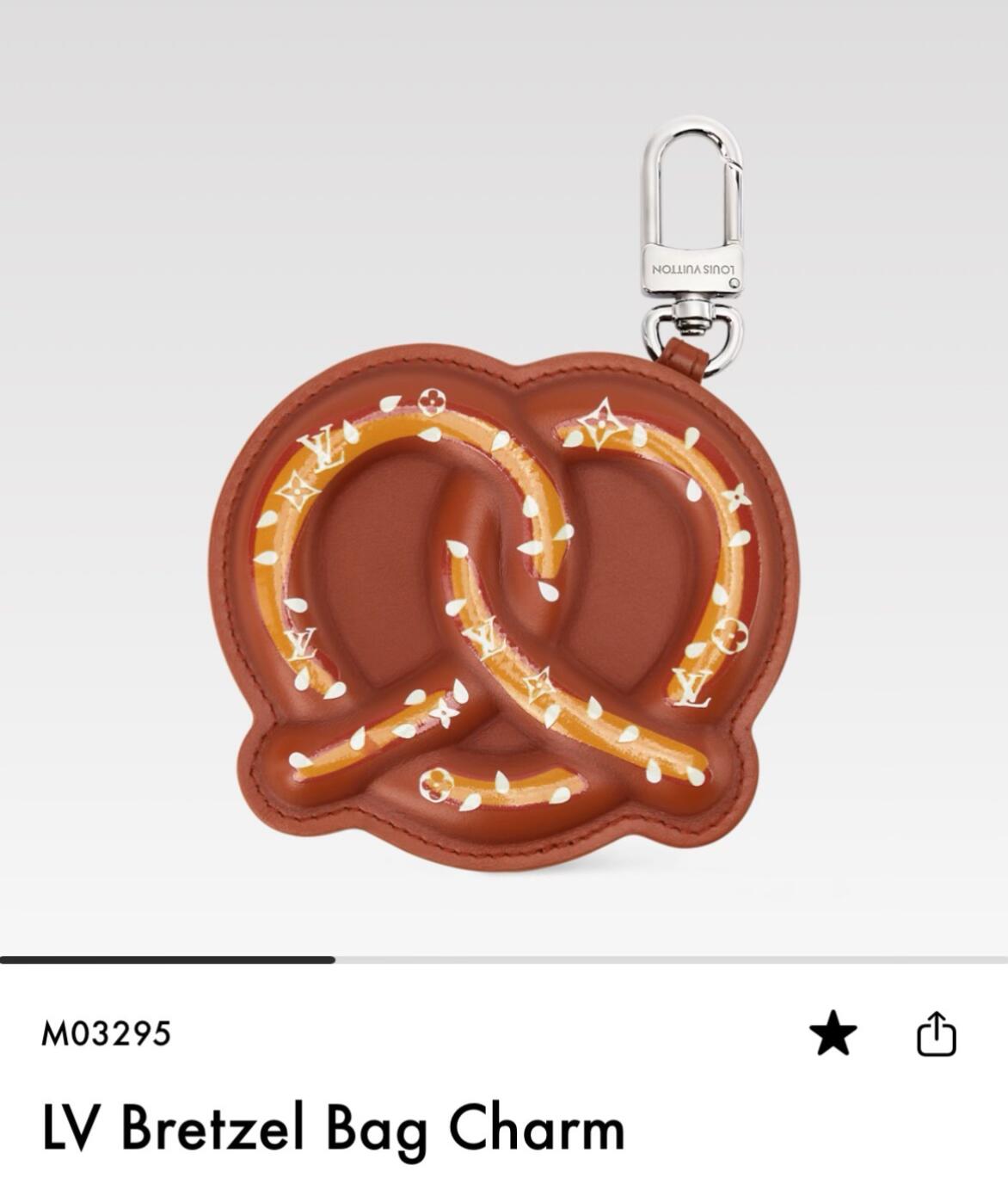 NO:762771,-Counter picture Wearing picture -Louis Vuitton Louis Vuitton alkaline knot headphone bag pendant,,louis vuitton,louis vuitton19860909-专柜图 佩戴图 -Louis Vuitton 路易威登碱水结耳机包挂饰挂件,,louis vuitton,louis vuitton,accessory