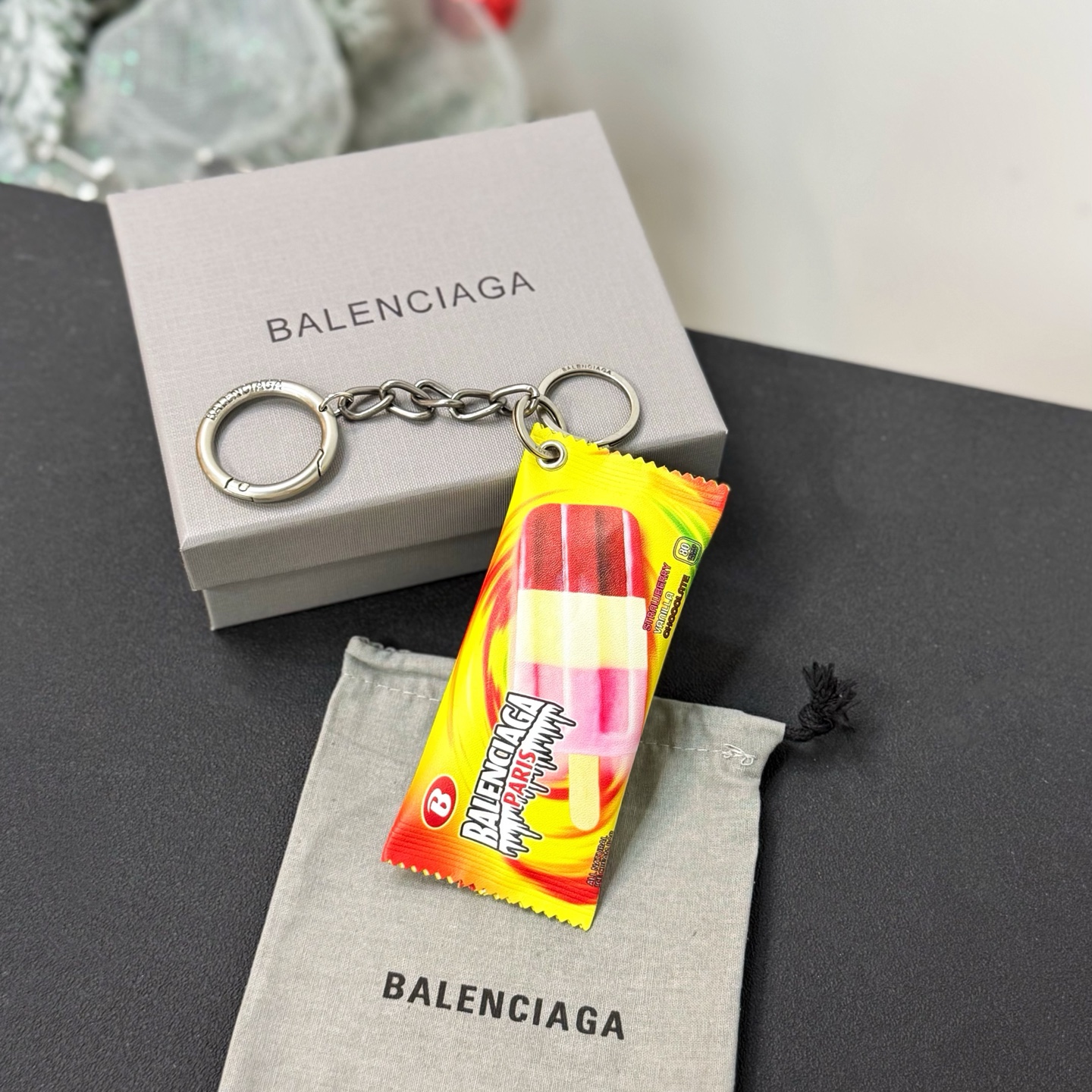 NO:762767,New product in 2 colors - Balenciaga SNACK OUCH ice cream bag popsicle key ring / pendant, aged silver metal accessories, TU mirror effect lining, Sweet treat art print, can be attached to the handbag or used as a key ring, balenciaga, balenciaga, stuart weitzman19860909新品2色齐全 -Balenciaga 巴黎世家 SNACK OUCH 雪糕袋冰棒钥匙环/挂饰 做旧银色金属配件,TU镜面效果衬里,Sweet treat艺术作品印花,可挂附于手袋或作为钥匙环使用,,balenciaga,balenciaga,stuart weitzman,accessory
