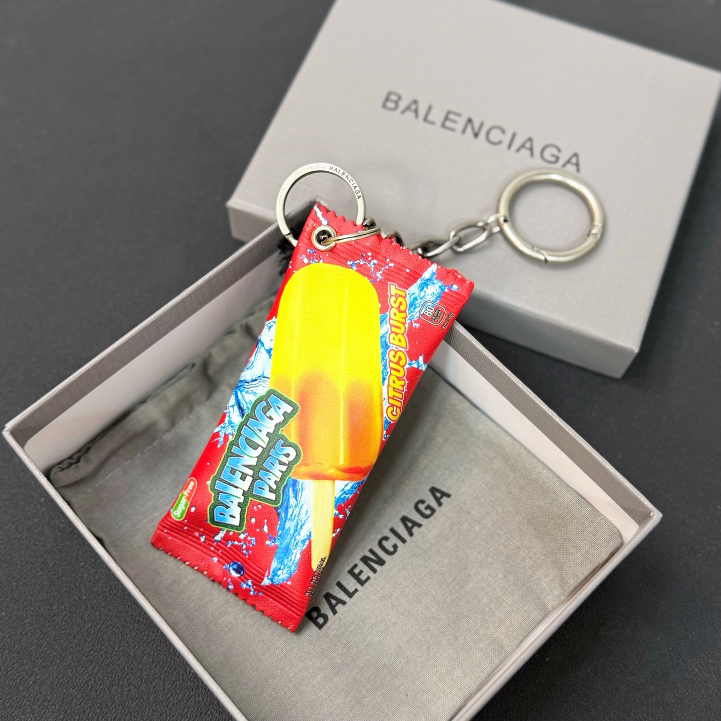 NO:762774,New product in 2 colors - Balenciaga SNACK OUCH ice cream bag popsicle key ring / pendant, aged silver metal accessories, TU mirror effect lining, Sweet treat art print, can be attached to the handbag or used as a key ring, balenciaga, balenciaga, stuart weitzman19860909新品2色齐全 -Balenciaga 巴黎世家 SNACK OUCH 雪糕袋冰棒钥匙环/挂饰 做旧银色金属配件,TU镜面效果衬里,Sweet treat艺术作品印花,可挂附于手袋或作为钥匙环使用,,balenciaga,balenciaga,stuart weitzman,accessory