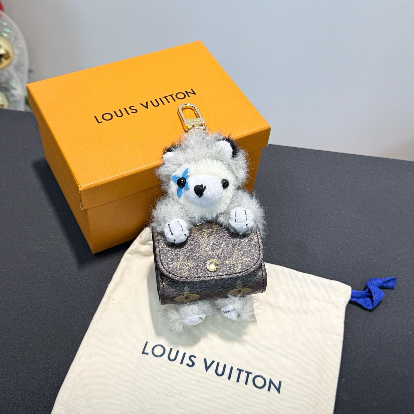NO:811432,New product, original quality, LV Husky doll headphone bag pendant, 2 colors complete M03231 Louis Vuitton LV CUTE HUSKY Husky bag ornament, headphone bag keychain pendant, can hold headphones, change and other small items LV Cute Husky bag ornament is made of soft plush fabric to create a Husky shape, with a Monogram in the arms  The leather pouch is convenient for storing headphones. It has both functional considerations and fun details, which can add a touch of smartness to the handbag.,,louis vuitton,louis vuitton,louis vuitton,keychain19860909新品原单品质 lv哈士奇公仔耳机包挂件 2色齐全 M03231 Louis Vuitton 路易威登LV CUTE HUSKY 哈士奇包饰挂件耳机包钥匙扣挂件挂饰 可放耳机 零钱等小物件 LV Cute Husky 包饰以柔软毛绒面料构筑哈士奇犬造型,怀中揽抱的 Monogram 皮革小袋方便收纳耳机.功能考量与玩趣细节兼备,可为手袋续写灵动一笔.,,louis vuitton,louis vuitton,louis vuitton,keychain,accessory