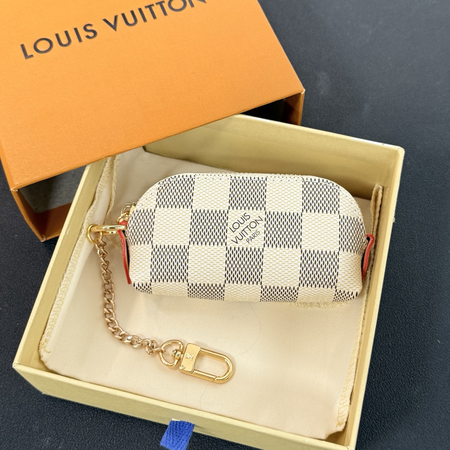 NO:850065,New arrivals in stock Louis Vuitton Louis Vuitton lipstick bag cosmetic bag pendant pendant. This cosmetic bag traces its roots to Louis Vuitton's classic design, combining brand heritage and functional details. Rouge Louis Ei leather and iconic tones illuminate the mini configuration, which can accommodate a single lipstick. The Listick cosmetic bag deconstructs the classic configuration of the brand's cosmetic bag in a mini version, creating a perfect choice for storing a single lipstick. Monogram canvas combined with Vuittonite  Lined, with Yingze chain and spring buckle, showing the eclectic combination of long heritage and functional considerations. Size: 11×5×3,, louis vuitton, louis vuitton, cosmetic bags & cases19860909新品现货 Louis Vuitton 路易威登口红包化妆包挂件挂饰 本款化妆包溯源路易威登经典设计,兼备品牌传承与功能细节.Rouge Louis Ei皮革和标志性色调点亮迷你构型,可容纳单只唇膏. Listick 化妆包以迷你版本解构品牌化妆包的经典构型,打造单只唇膏的收纳佳选.Monogram 帆布结合 Vuittonite 内衬,搭配莹泽链条和弹簧扣,彰显悠久传承与功能考量的兼收并蓄. Size:11×5×3,,louis vuitton,louis vuitton,cosmetic bags & cases,accessory