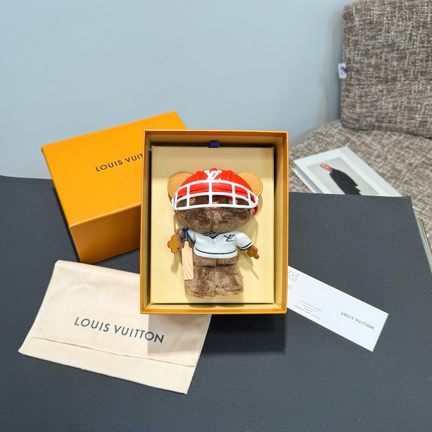 NO:811387,New bear doll, 5 colors in stock, M03678, comes standard with a full set of original packaging Louis Vuitton LV LOUIS BEAR CRICKET bear bag charm pendant LV LOUIS BEAR CRICKET bag charm transforms the beloved brand image into a cricket player traveling around the world. The cute bear wears a textured knitted sweater and a bright-colored sun hat, and then uses a witty and ingenious interpretation of a cricket bat and leather Monogram  The floral bear claw pays tribute to the elegant tradition of cricket and the long heritage of Louis Vuitton. The exquisite craftsmanship proves the brand's craftsmanship. This product is only used as a bag decoration and must not be used by children under the age of 14.,, louis vuitton, louis vuitton, louis vuitton, hats19860909新品小熊公仔 5色现货 M03678 标配全套原版包装 Louis Vuitton 路易威登LV LOUIS BEAR CRICKET 小熊包饰挂饰挂件 LV LOUIS BEAR CRICKET 包饰令深受喜爱的品牌形象化作环游世界的板球运动员.萌熊身着质感针织衫与亮色遮阳帽,再以妙趣匠心演绎板球棒与皮革 Monogram 花卉熊爪,致敬板球运动的优雅传统与路易威登的悠远传承.精湛工艺印证品牌匠艺.本产品仅作为包饰,不得交由14岁以下儿童使用.,,louis vuitton,louis vuitton,louis vuitton,hats,accessory