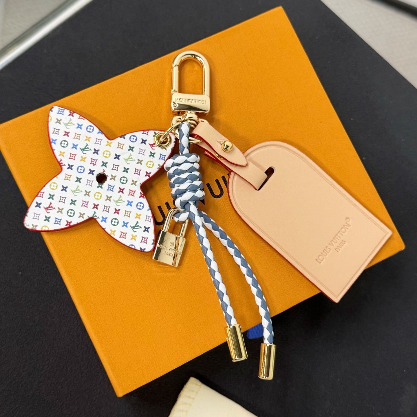 ❗️新品❗️M02958皮革行李牌钥匙扣挂饰挂件\n☀️LouisVuitton路易威登LVLOCKANDBLOOMSTACKING包饰\n☀️LockAndBloomStacking包饰以扭结挂绳衔接莹亮LV挂锁，与皮革行李牌和Monogram花卉相映成趣。单独悬挂或与其他配饰叠搭，皆可为挚爱手袋或钥匙扣注入个性风采