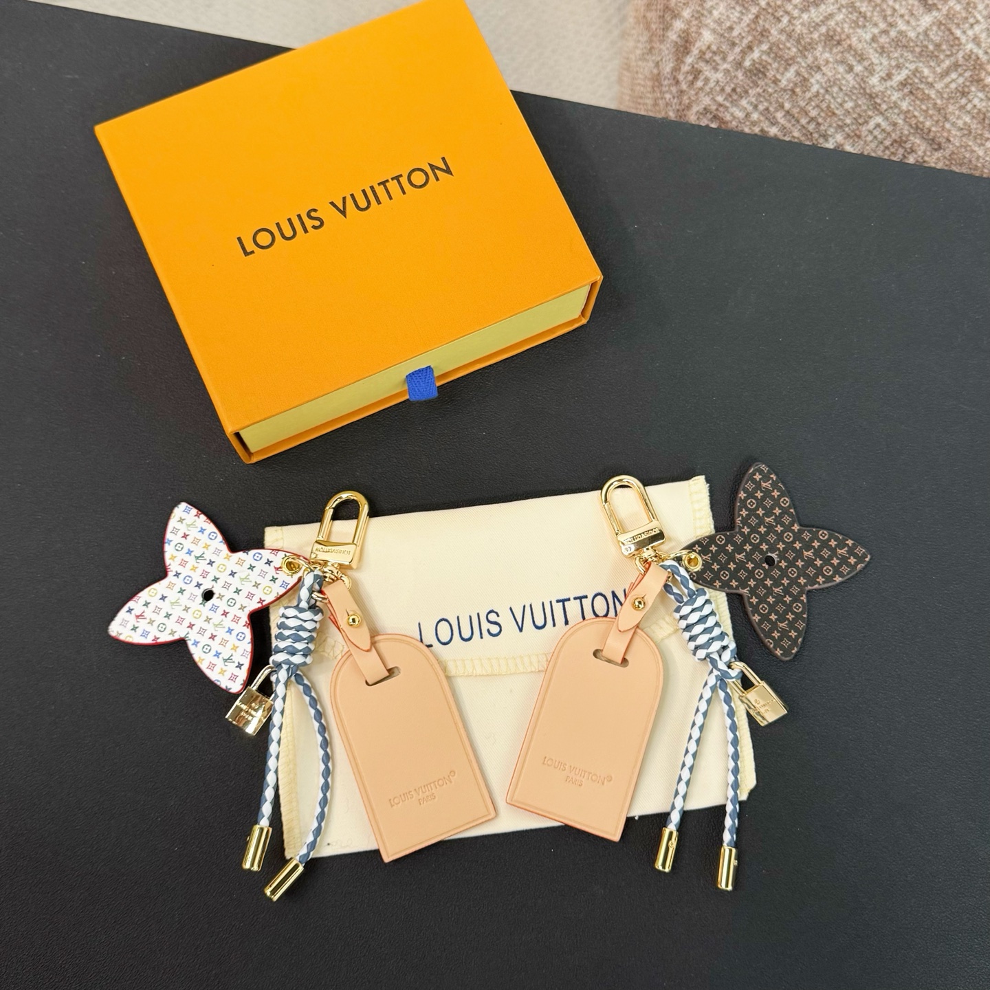 ❗️新品❗️M02958皮革行李牌钥匙扣挂饰挂件\n☀️LouisVuitton路易威登LVLOCKANDBLOOMSTACKING包饰\n☀️LockAndBloomStacking包饰以扭结挂绳衔接莹亮LV挂锁，与皮革行李牌和Monogram花卉相映成趣。单独悬挂或与其他配饰叠搭，皆可为挚爱手袋或钥匙扣注入个性风采