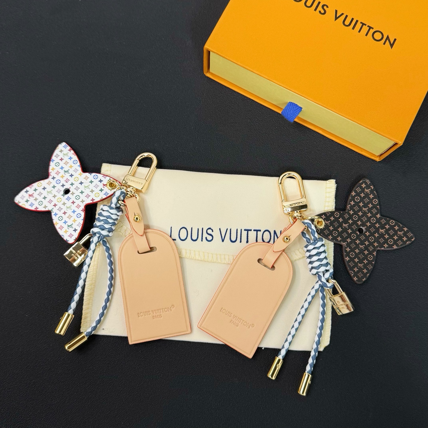 ❗️新品❗️M02958皮革行李牌钥匙扣挂饰挂件\n☀️LouisVuitton路易威登LVLOCKANDBLOOMSTACKING包饰\n☀️LockAndBloomStacking包饰以扭结挂绳衔接莹亮LV挂锁，与皮革行李牌和Monogram花卉相映成趣。单独悬挂或与其他配饰叠搭，皆可为挚爱手袋或钥匙扣注入个性风采