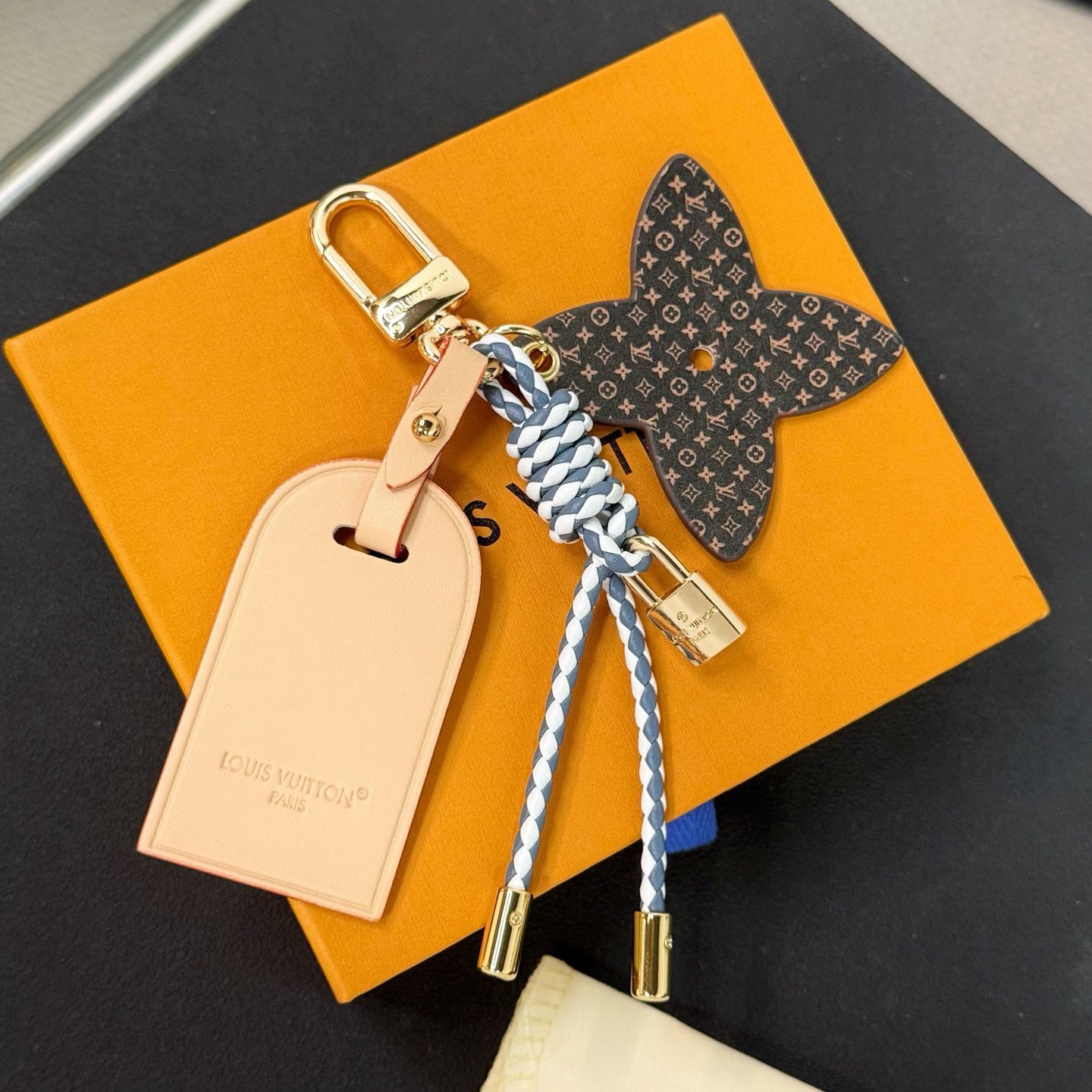 ❗️新品❗️M02958皮革行李牌钥匙扣挂饰挂件\n☀️LouisVuitton路易威登LVLOCKANDBLOOMSTACKING包饰\n☀️LockAndBloomStacking包饰以扭结挂绳衔接莹亮LV挂锁，与皮革行李牌和Monogram花卉相映成趣。单独悬挂或与其他配饰叠搭，皆可为挚爱手袋或钥匙扣注入个性风采