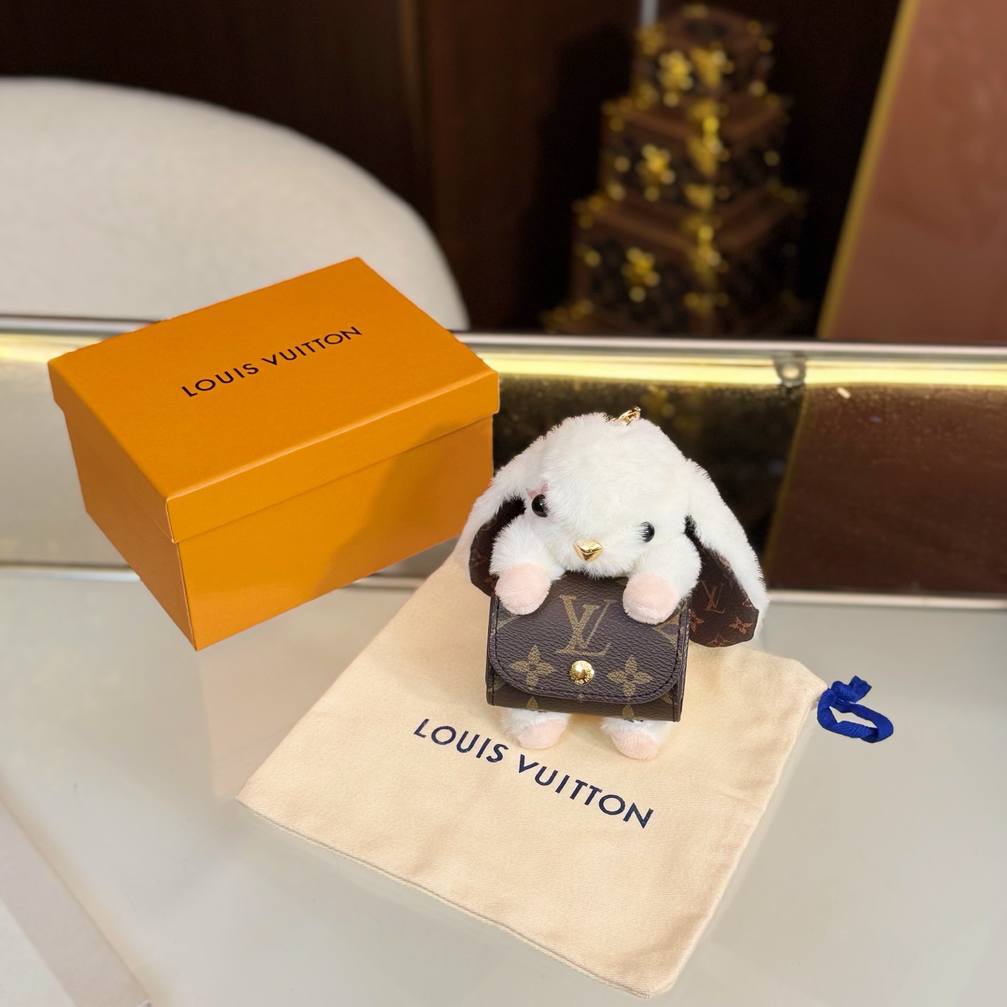 ️LV Cute Buny 包饰以人造毛皮塑造灵动的萌兔形象,其手提的Monogram 帆布袋方便收纳耳机,展现考究设计与功能细节的巧妙融合 2