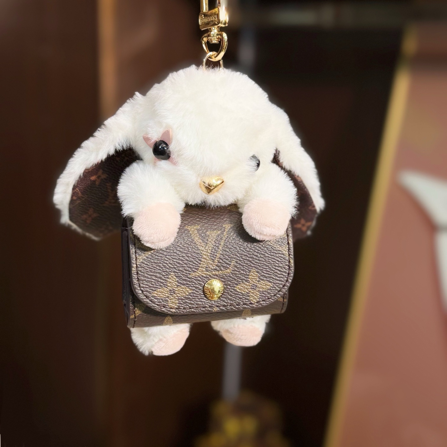 ️LV Cute Buny 包饰以人造毛皮塑造灵动的萌兔形象,其手提的Monogram 帆布袋方便收纳耳机,展现考究设计与功能细节的巧妙融合 7