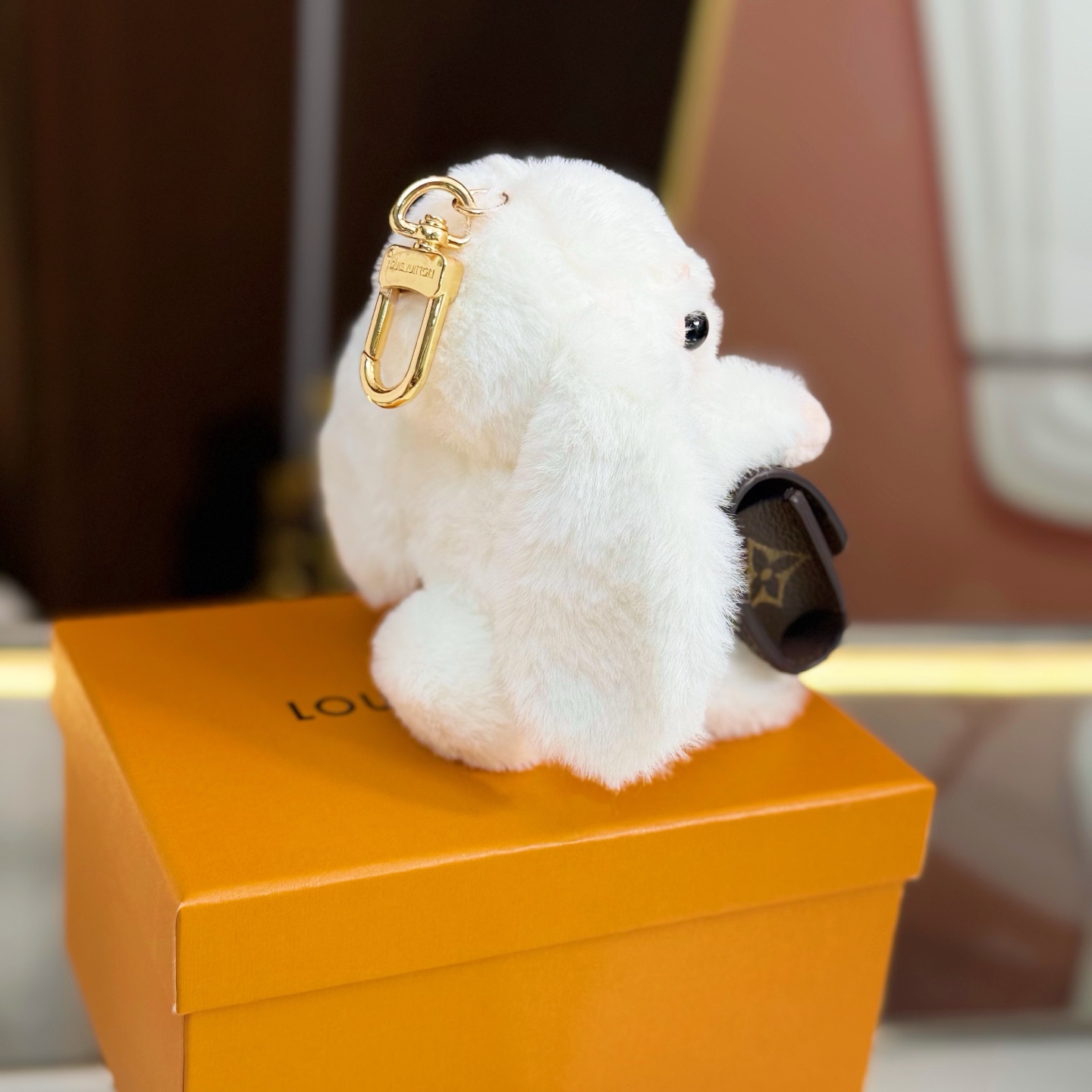 ️LV Cute Buny 包饰以人造毛皮塑造灵动的萌兔形象,其手提的Monogram 帆布袋方便收纳耳机,展现考究设计与功能细节的巧妙融合 6
