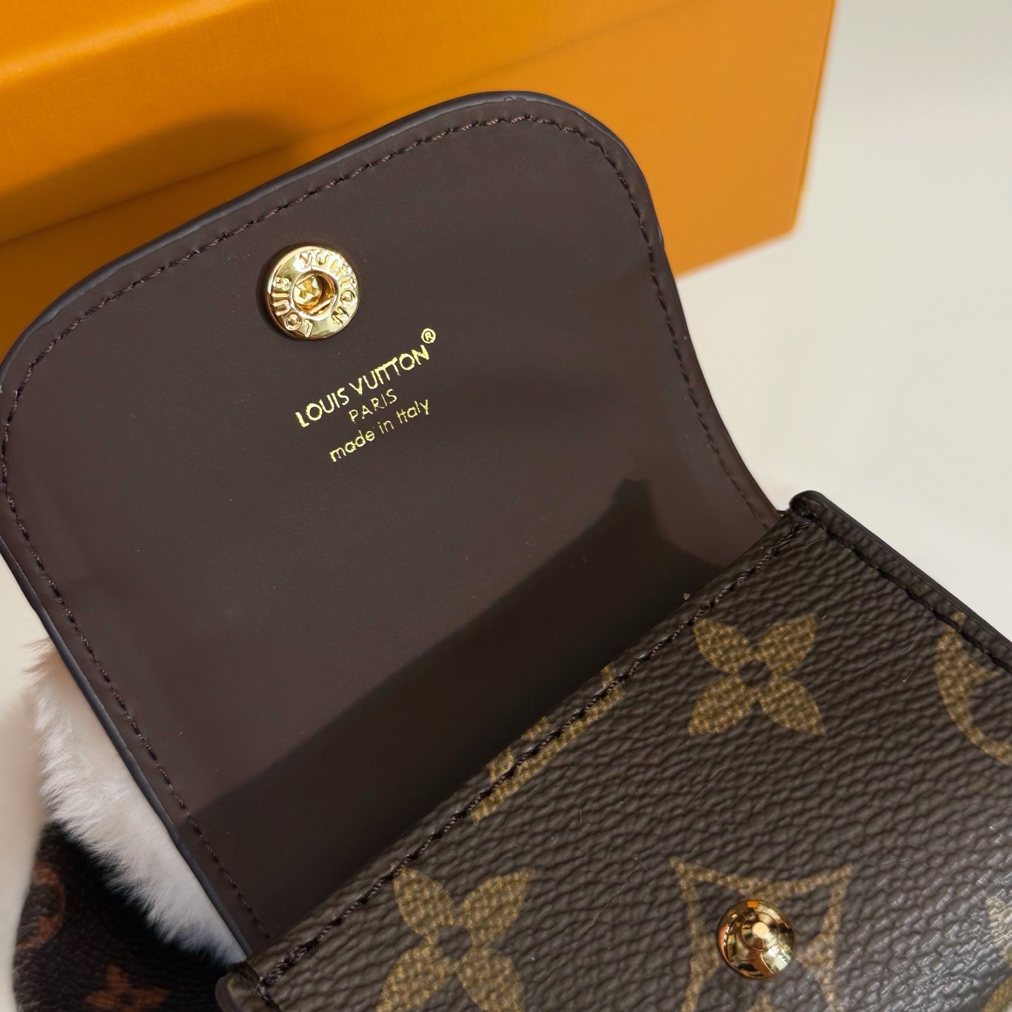 ️LV Cute Buny 包饰以人造毛皮塑造灵动的萌兔形象,其手提的Monogram 帆布袋方便收纳耳机,展现考究设计与功能细节的巧妙融合 8