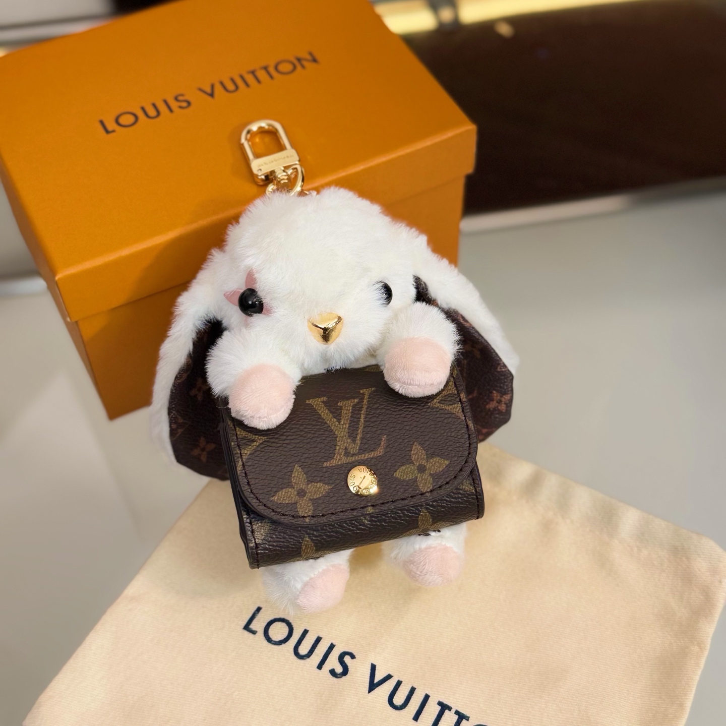 ️LV Cute Buny 包饰以人造毛皮塑造灵动的萌兔形象,其手提的Monogram 帆布袋方便收纳耳机,展现考究设计与功能细节的巧妙融合 5
