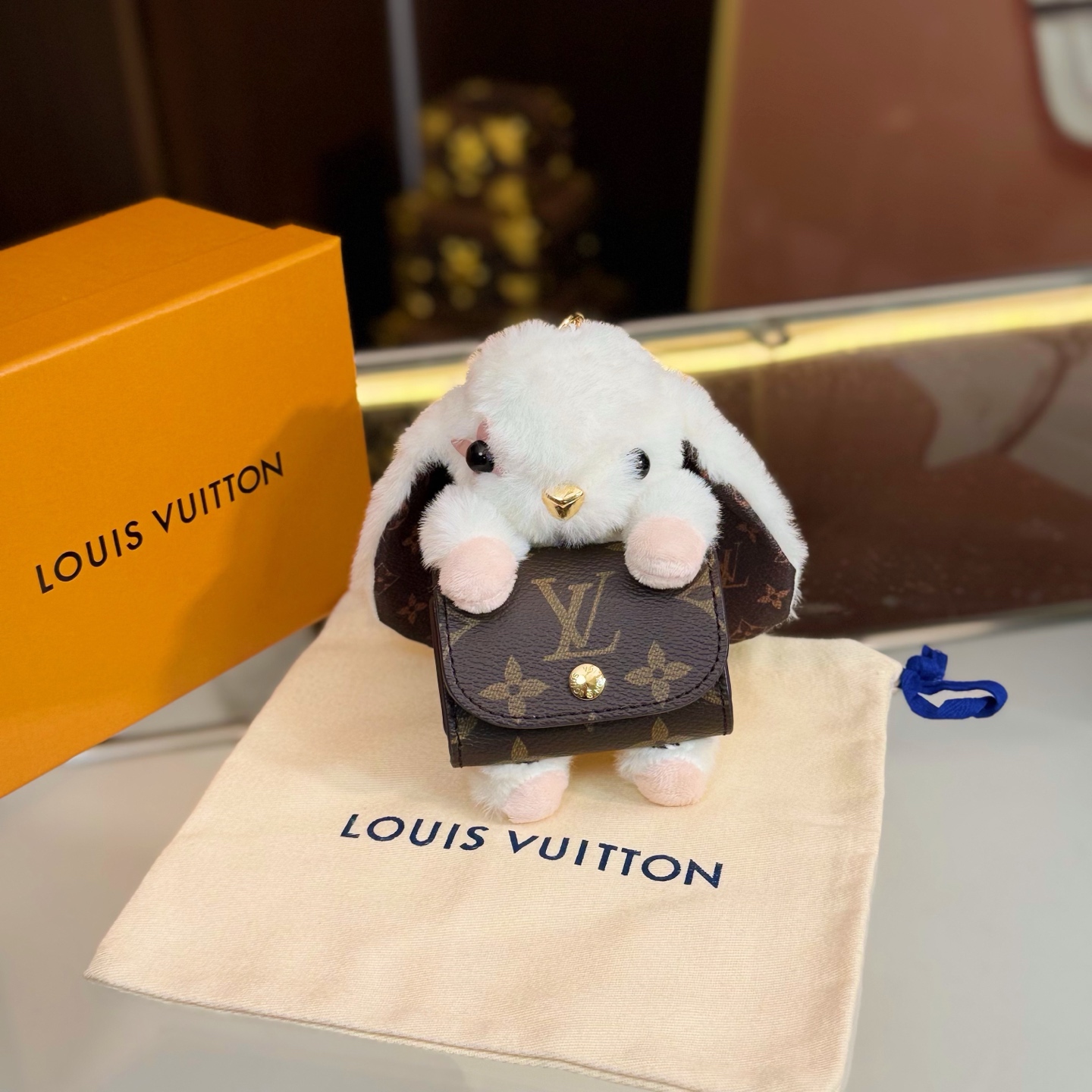️LV Cute Buny 包饰以人造毛皮塑造灵动的萌兔形象,其手提的Monogram 帆布袋方便收纳耳机,展现考究设计与功能细节的巧妙融合 4