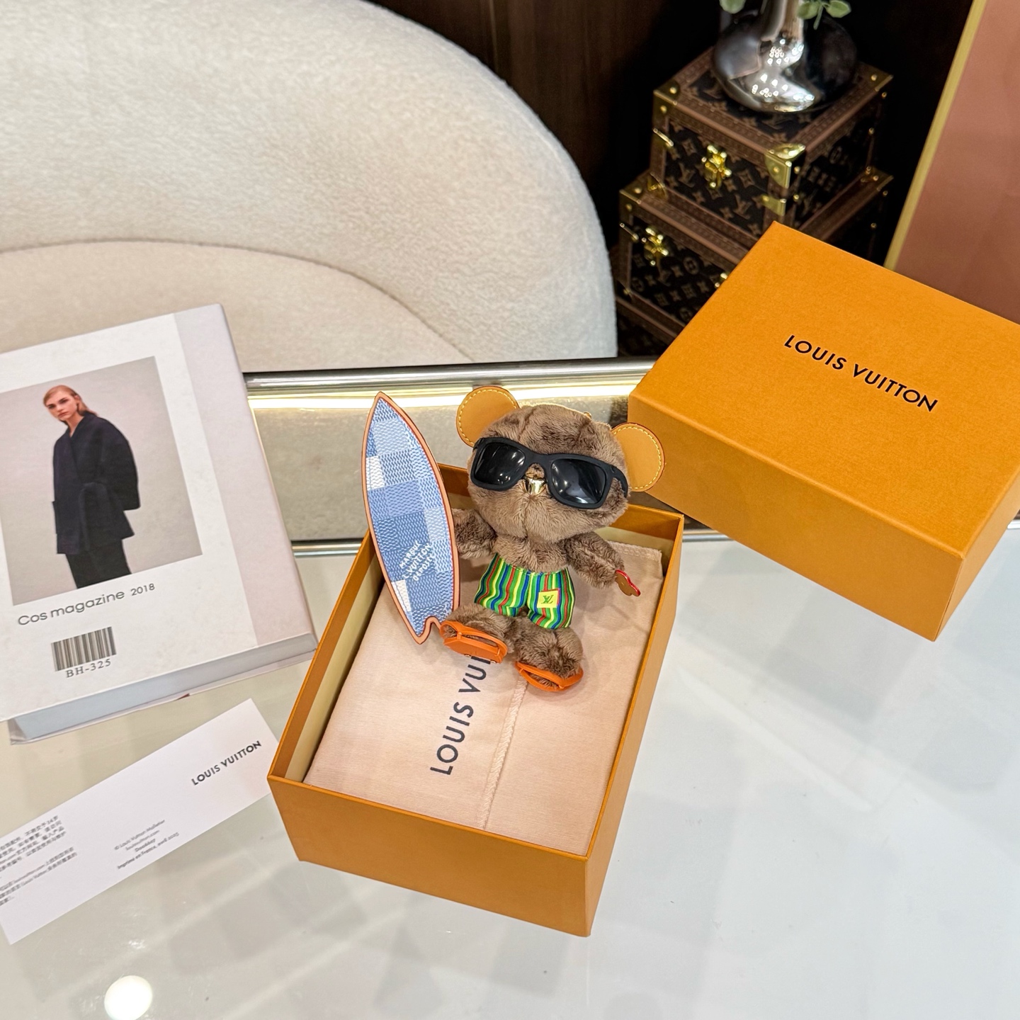 NO:938469,New bear doll 8 models in stock M03795 comes standard with a full set of original packaging Louis Vuitton Louis Vuitton LV LOUIS BEAR SURF bear bag charm pendant LV Louis Bear Surf bag charm uses creative design to give the brand mascot a new summer outfit, making him wear leather flip-flops, sunglasses and colorful swimming trunks, holding a Damier plaid surfboard, showing a leisurely and confident style, making it a unique collection.,, louis  vuitton,louis vuitton,louis vuitton19860909新品小熊公仔 8款现货 M03795 标配全套原版包装 Louis Vuitton 路易威登LV LOUIS BEAR SURF 小熊包饰挂饰挂件 LV Louis Bear Surf包饰以创意设计赋予品牌吉祥物夏日新装,令其穿戴皮革人字拖、太阳眼镜和缤纷泳裤,手持Damier 格纹冲浪板,悠闲之中流露自信风采,成就别致收藏之选.,,louis vuitton,louis vuitton,louis vuitton,accessory