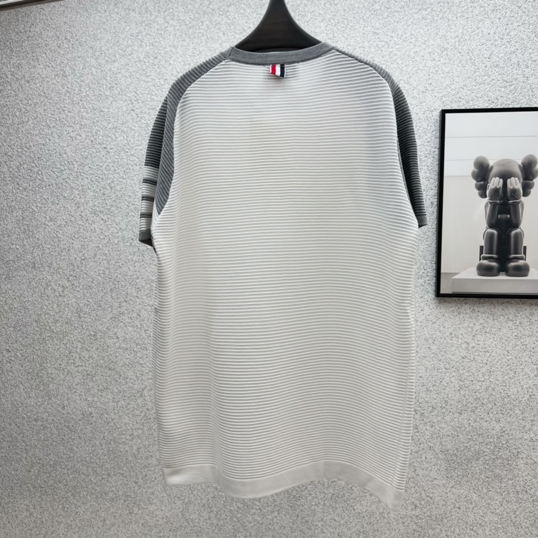 TB新款T恤面料采用顶级原版针织面料撞色设计顶级的做工高端品质男女同款尺码:M-3XL