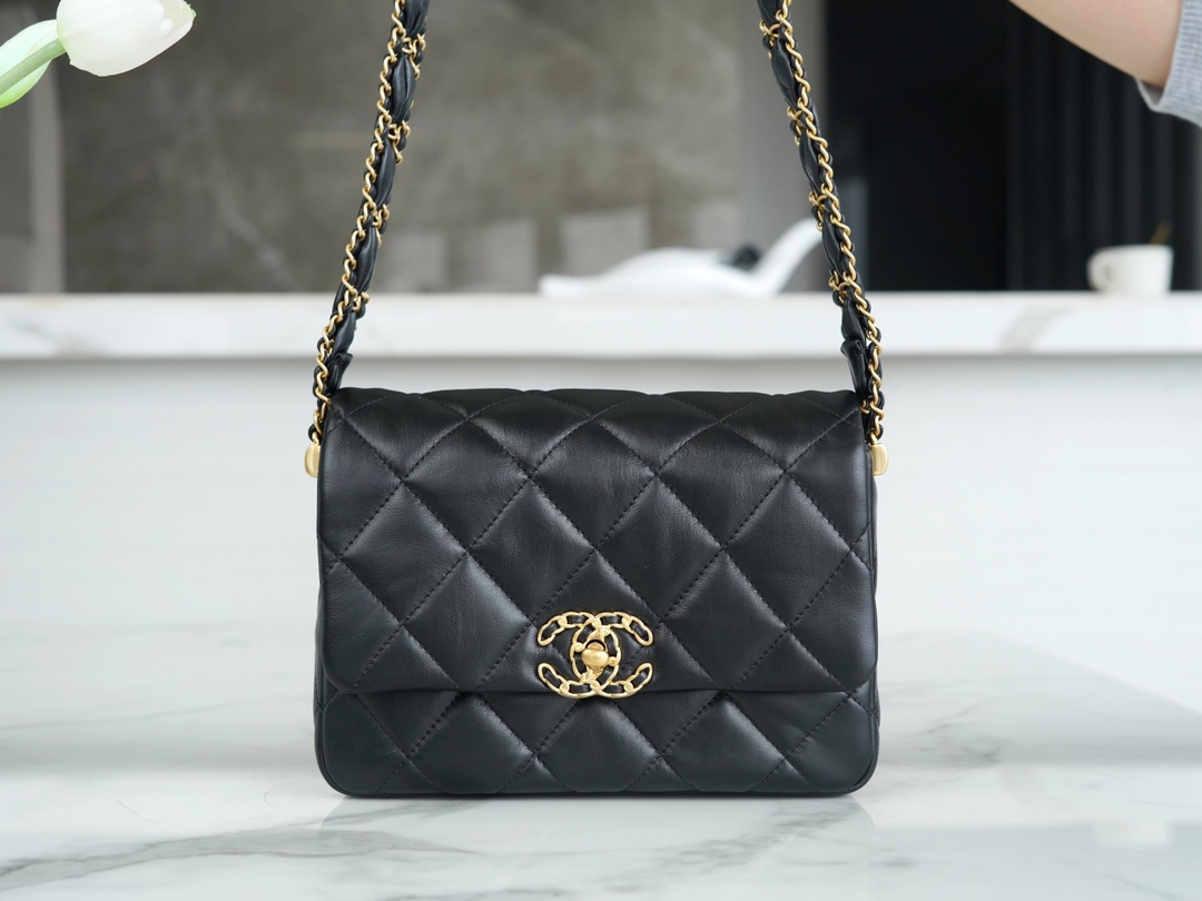 Chanel Classic Flap Bag Crossbody & Shoulder Bags Black Cowhide Fall/Winter Collection Chains