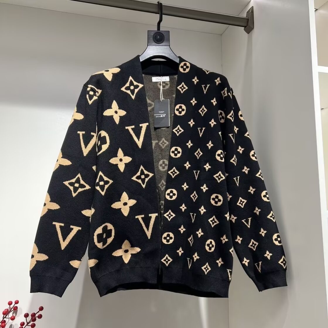 LV Louie’s Classic Zipper Jacket with Semi-High Collar and Knitted Sleeves in Picture Color - 图片 1