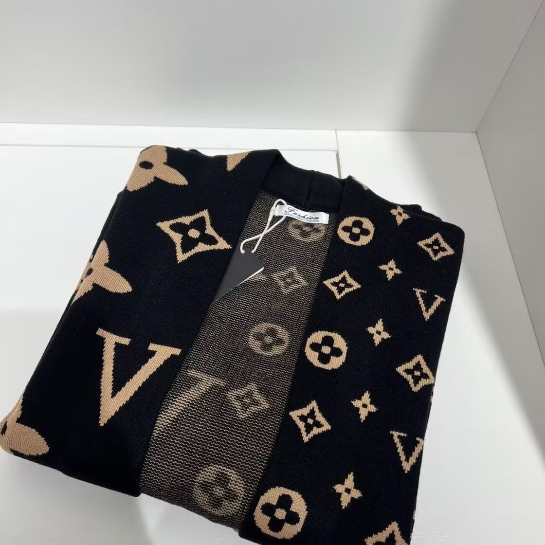 LV Louie’s Classic Zipper Jacket with Semi-High Collar and Knitted Sleeves in Picture Color - 图片 4