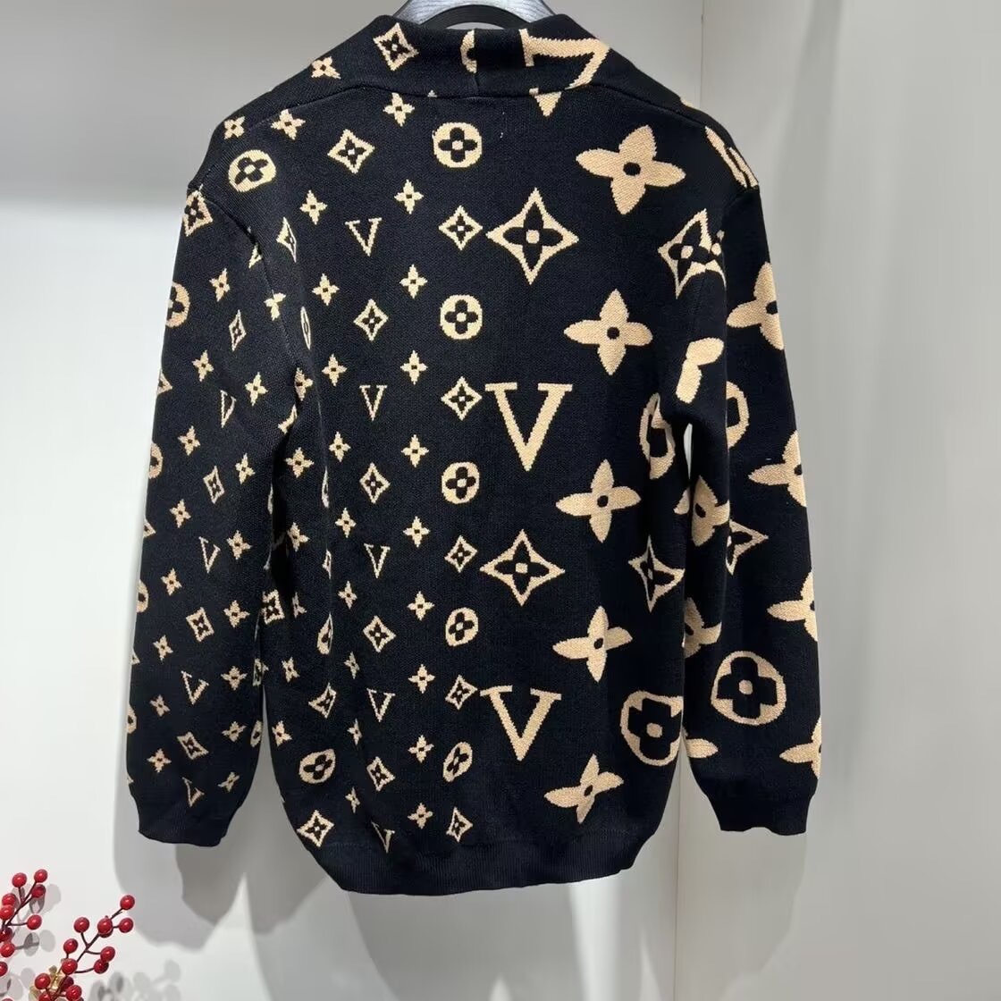 LV Louie’s Classic Zipper Jacket with Semi-High Collar and Knitted Sleeves in Picture Color - 图片 3