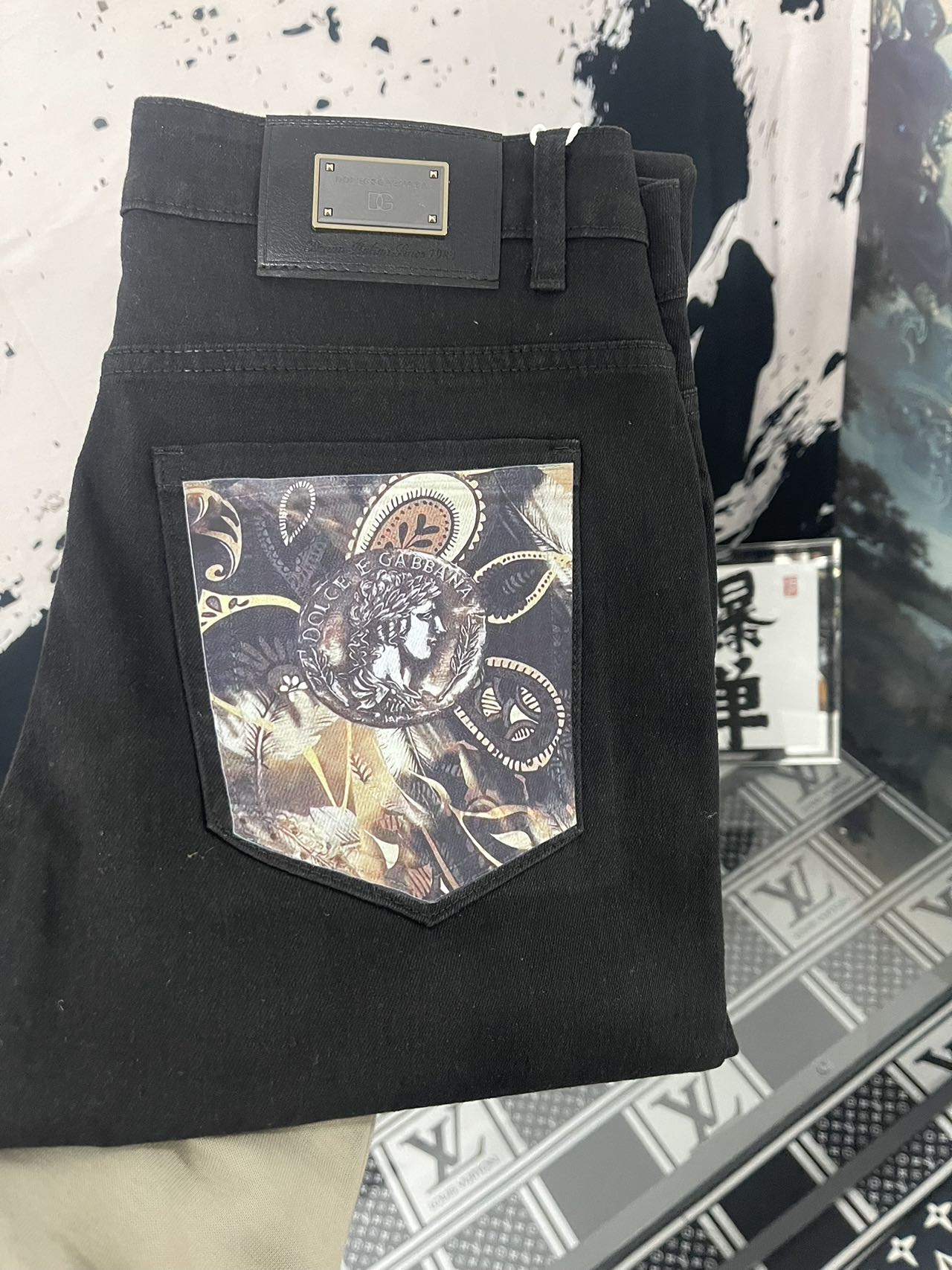 Luxurious DG Jeans: Original Design with High Quality Materials and Unique Details - 图片 3