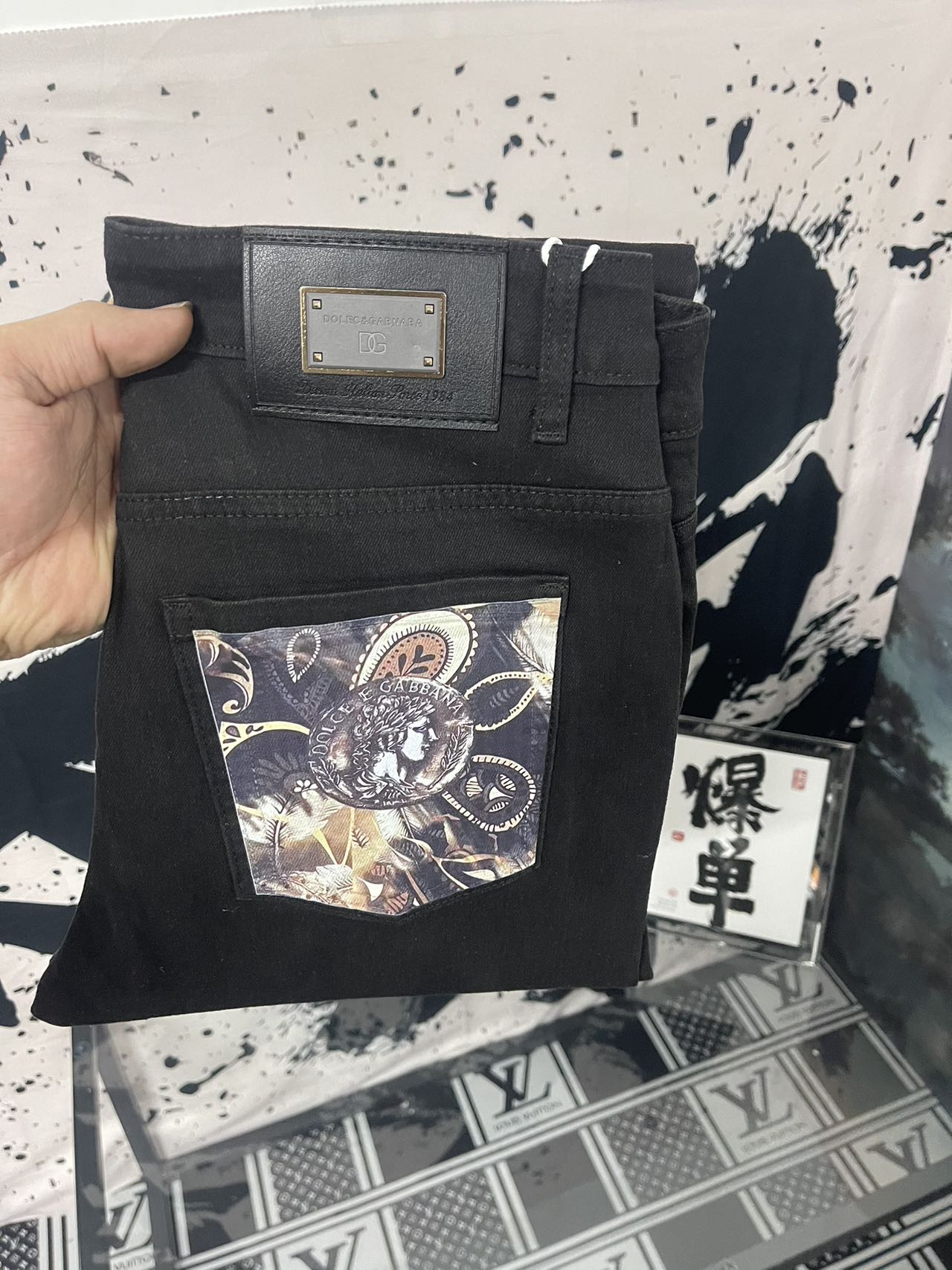 Luxurious DG Jeans: Original Design with High Quality Materials and Unique Details - 图片 2
