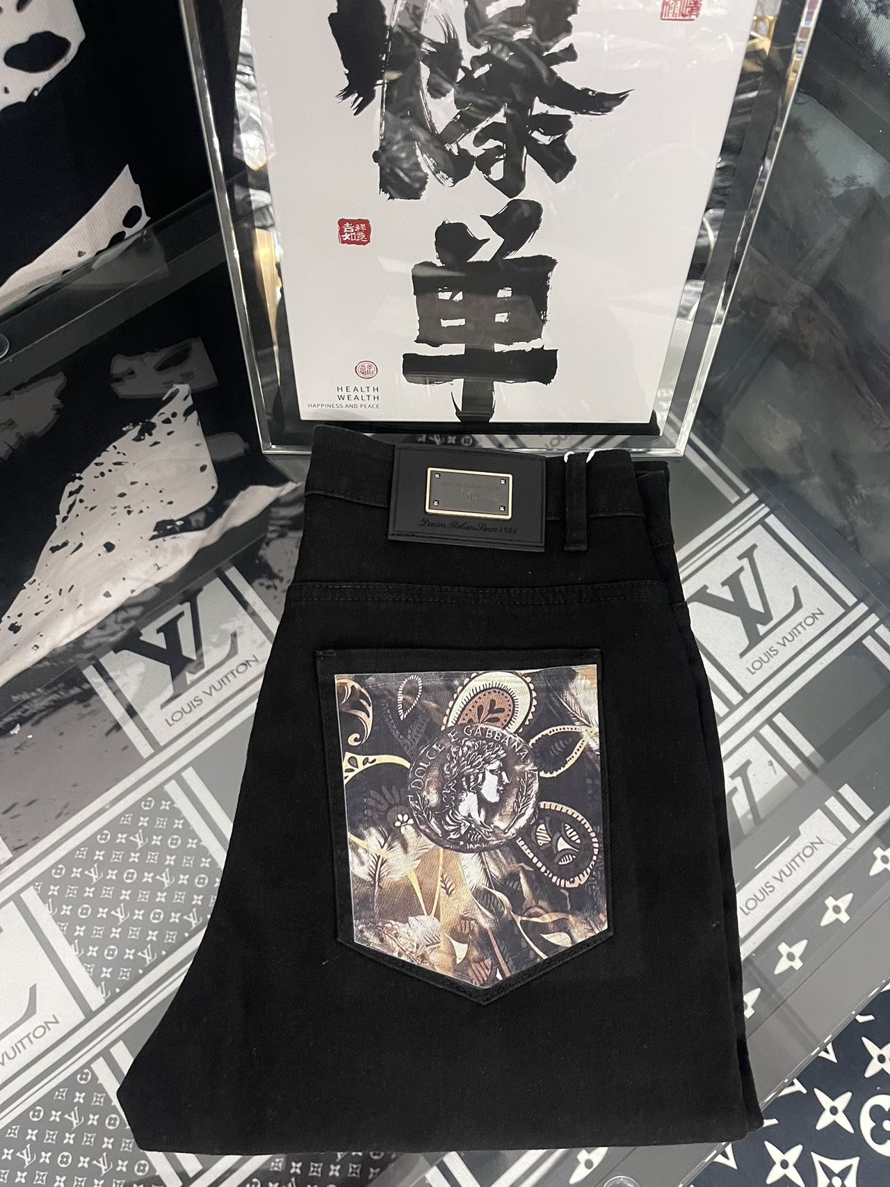 Luxurious DG Jeans: Original Design with High Quality Materials and Unique Details