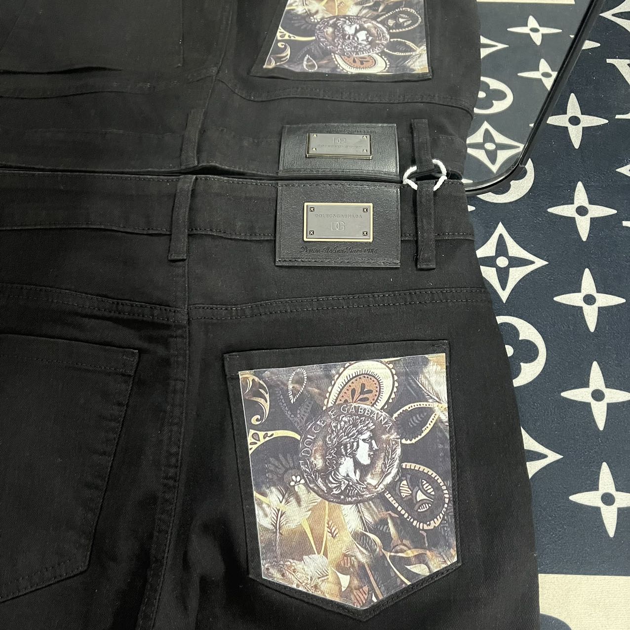 Luxurious DG Jeans: Original Design with High Quality Materials and Unique Details - 图片 7