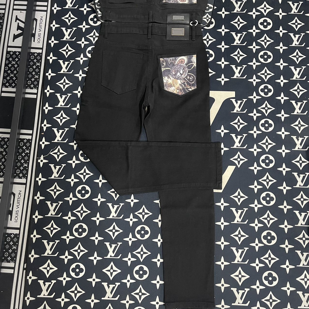 Luxurious DG Jeans: Original Design with High Quality Materials and Unique Details - 图片 6