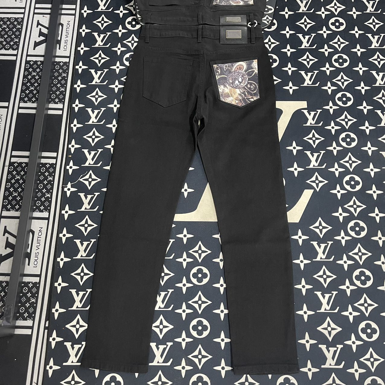 Luxurious DG Jeans: Original Design with High Quality Materials and Unique Details - 图片 5