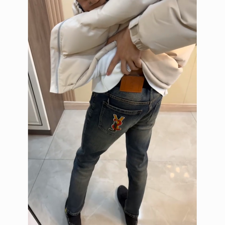 Luxurious St. Roland’s Embroidered Jeans: High Quality, Global Launch, Expensive, Royal Choice - 图片 8