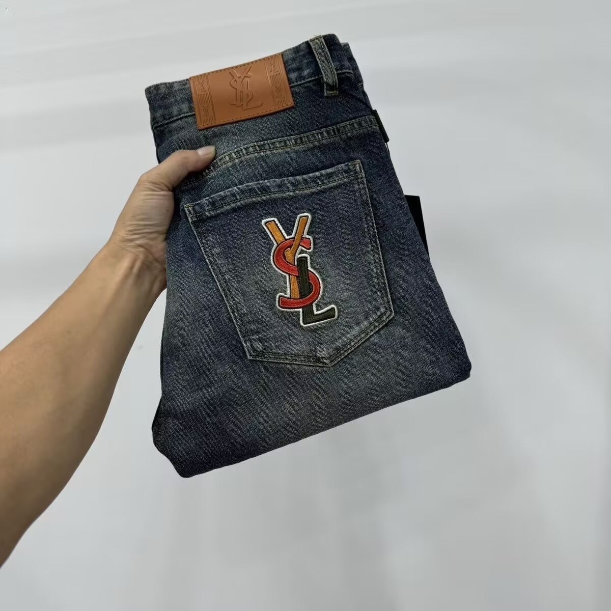 Luxurious St. Roland’s Embroidered Jeans: High Quality, Global Launch, Expensive, Royal Choice - 图片 4
