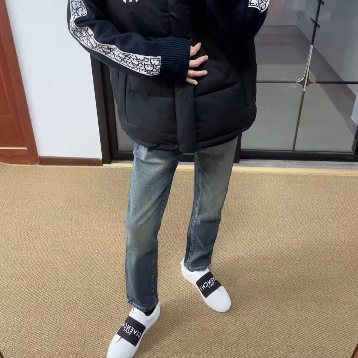 Luxurious St. Roland’s Embroidered Jeans: High Quality, Global Launch, Expensive, Royal Choice - 图片 7