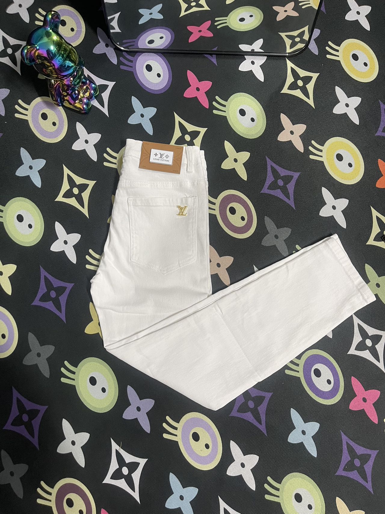 LV’s Latest Slim Jeans: Section Cc859, Premium Design with LV Metallic Parchment - 图片 5