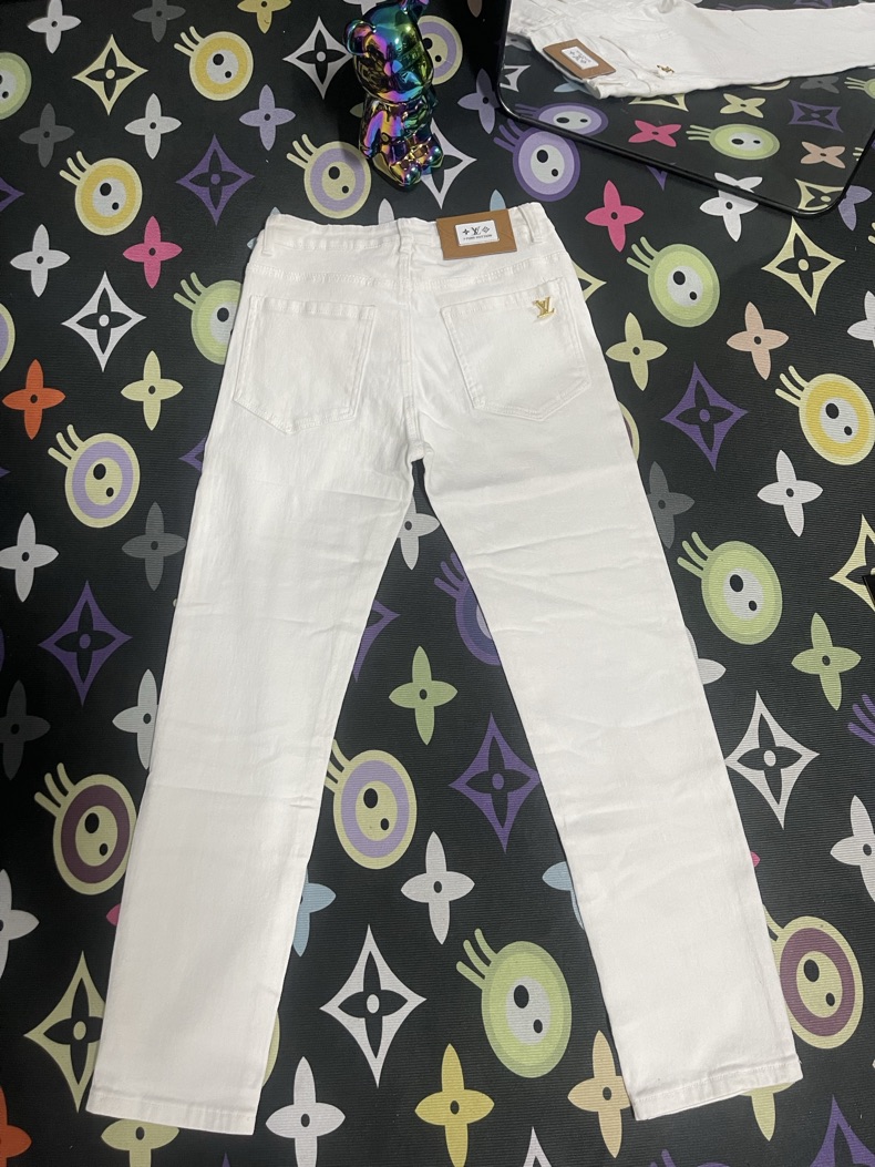 LV’s Latest Slim Jeans: Section Cc859, Premium Design with LV Metallic Parchment - 图片 6