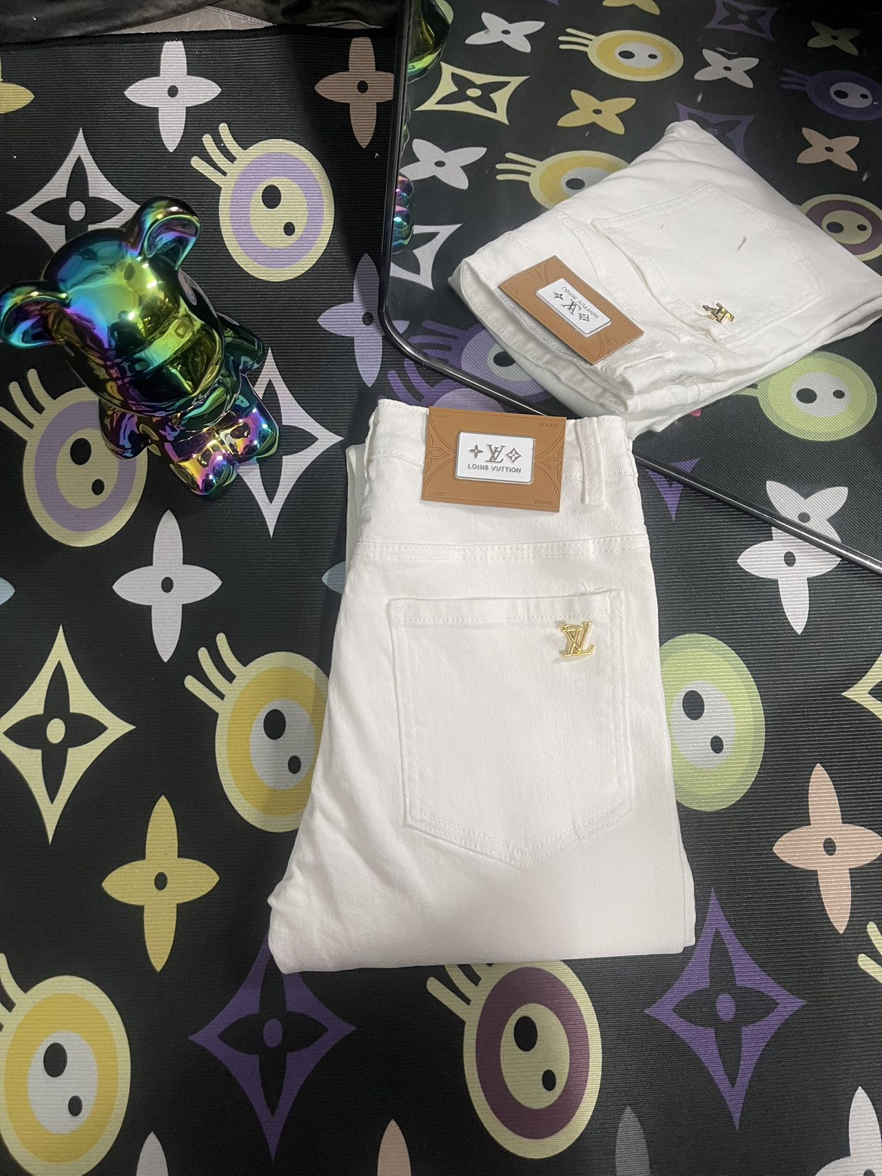 LV’s Latest Slim Jeans: Section Cc859, Premium Design with LV Metallic Parchment - 图片 2