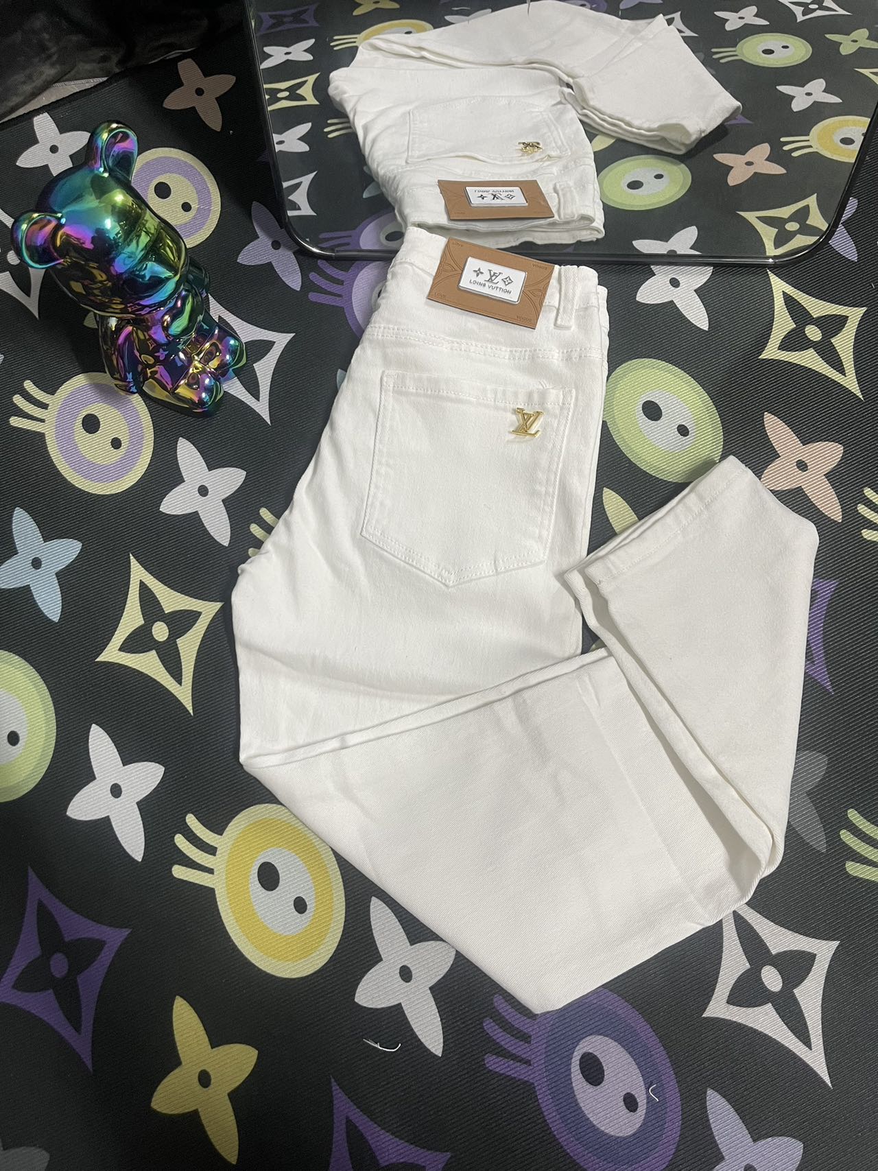 LV’s Latest Slim Jeans: Section Cc859, Premium Design with LV Metallic Parchment - 图片 4