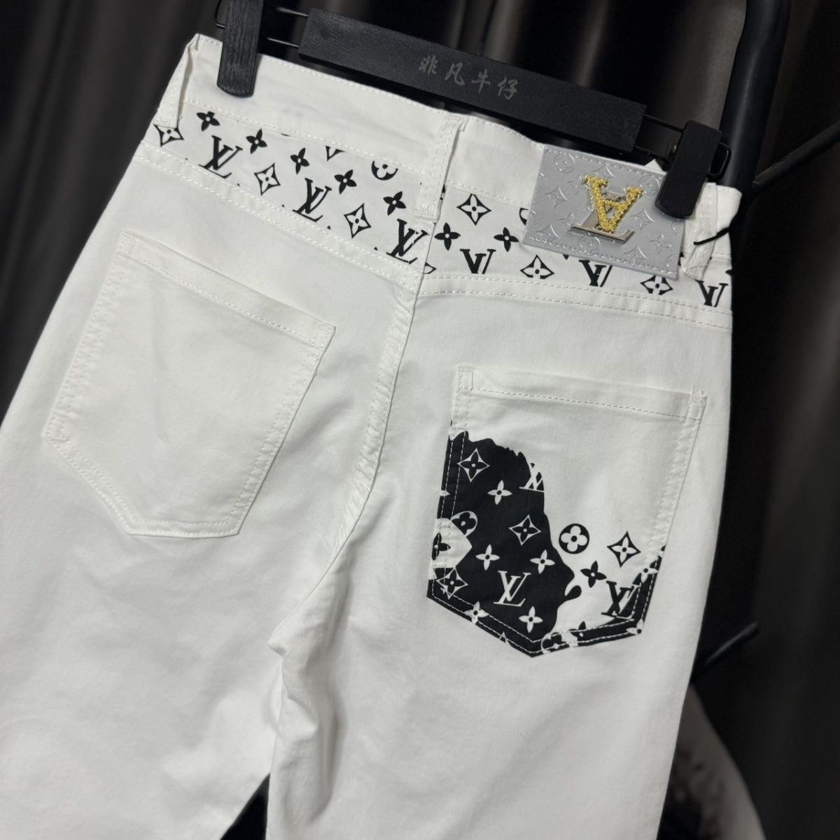LV Donkey Jeans: High-End Cowboy Pants with Unique Design and Quality Materials - 图片 3