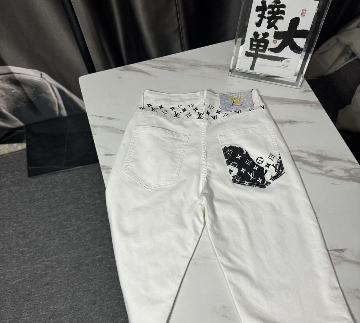 LV Donkey Jeans: High-End Cowboy Pants with Unique Design and Quality Materials - 图片 7