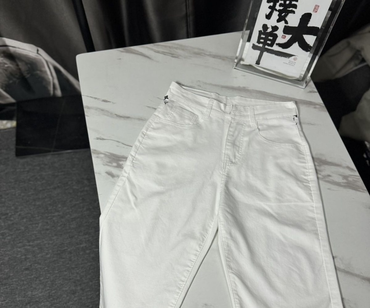 LV Donkey Jeans: High-End Cowboy Pants with Unique Design and Quality Materials - 图片 6