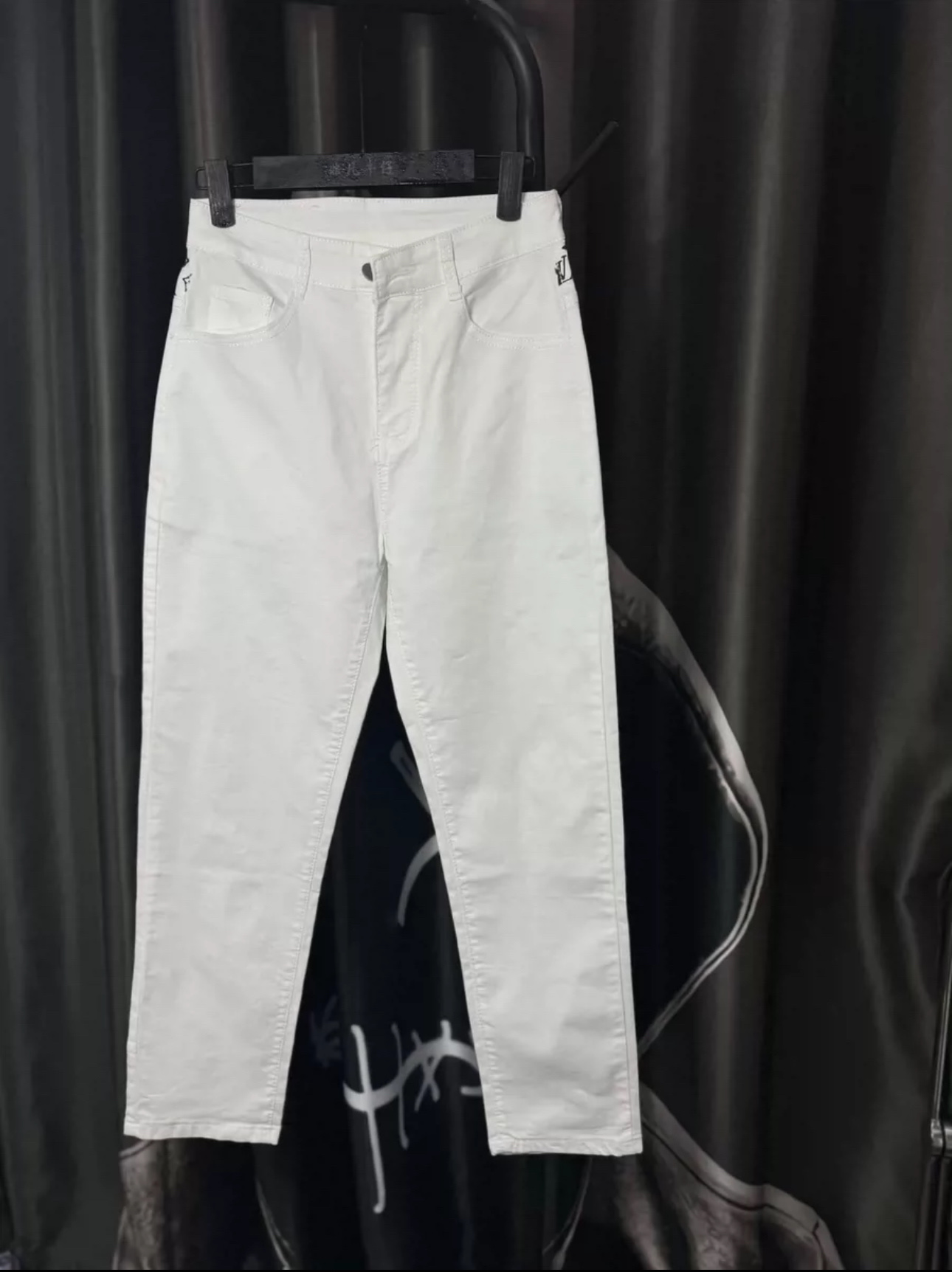 LV Donkey Jeans: High-End Cowboy Pants with Unique Design and Quality Materials - 图片 2