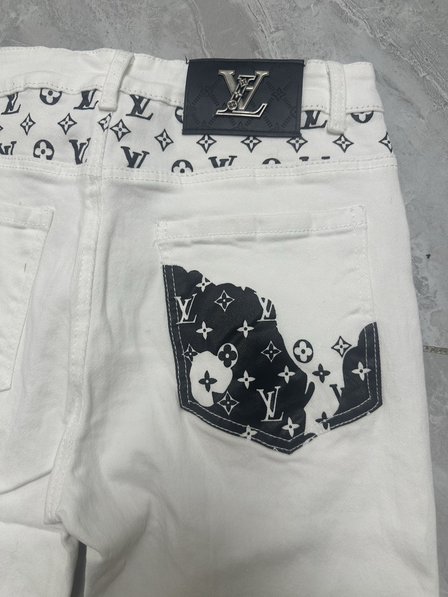 LV Donkey Jeans: High-End Cowboy Pants with Unique Design and Quality Materials - 图片 9
