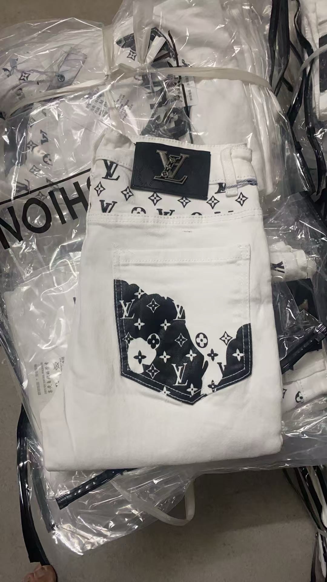 LV Donkey Jeans: High-End Cowboy Pants with Unique Design and Quality Materials - 图片 4