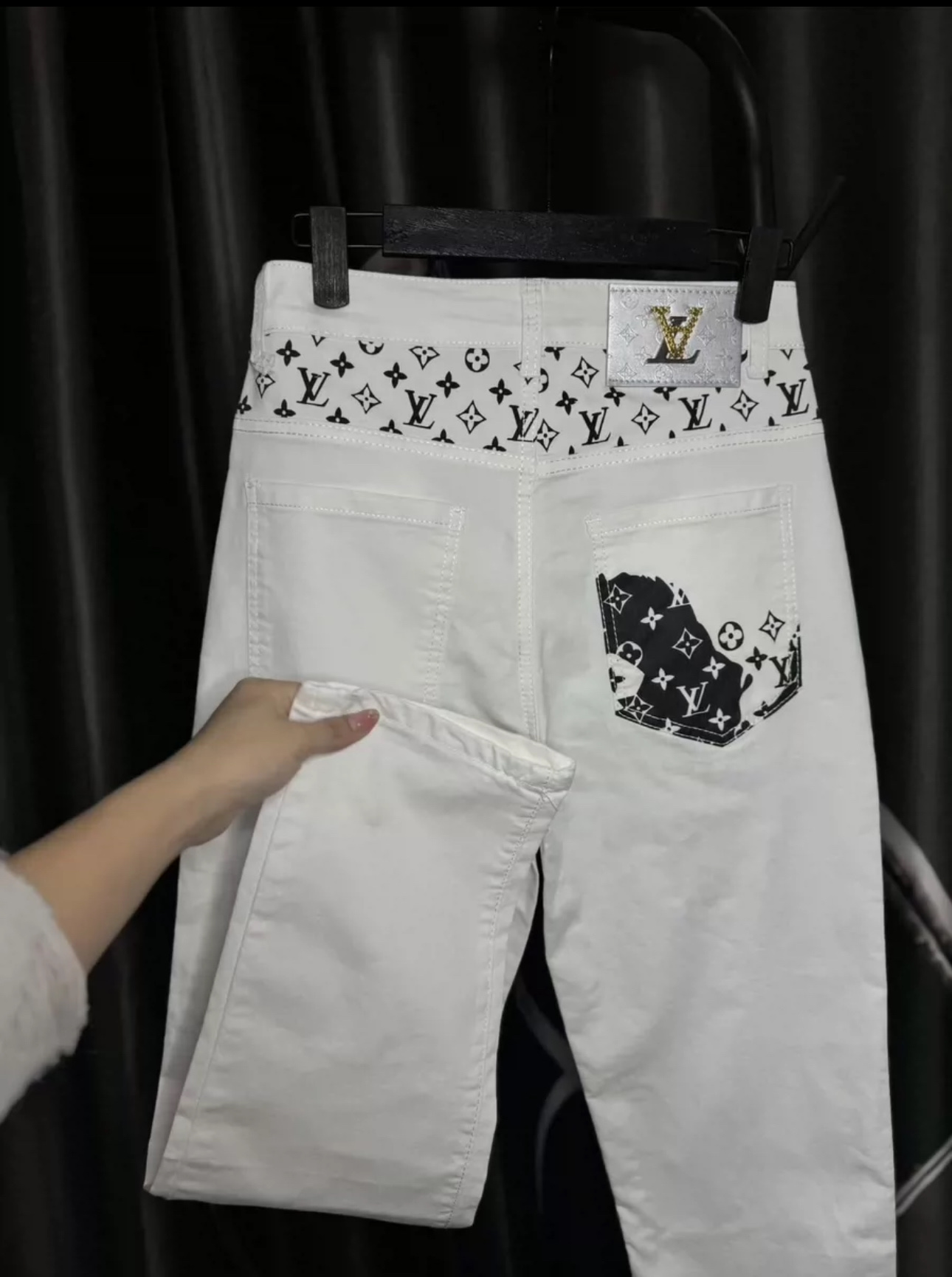 LV Donkey Jeans: High-End Cowboy Pants with Unique Design and Quality Materials - 图片 5
