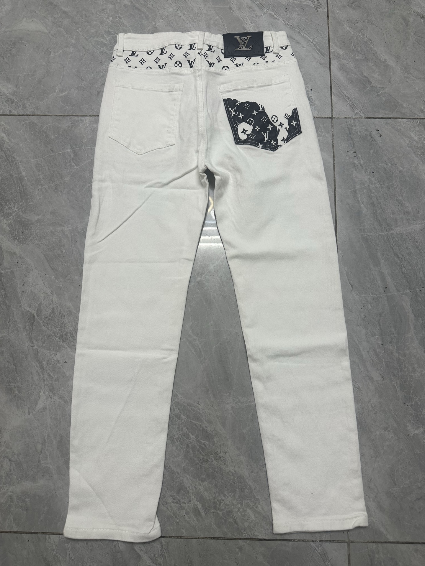 LV Donkey Jeans: High-End Cowboy Pants with Unique Design and Quality Materials - 图片 8