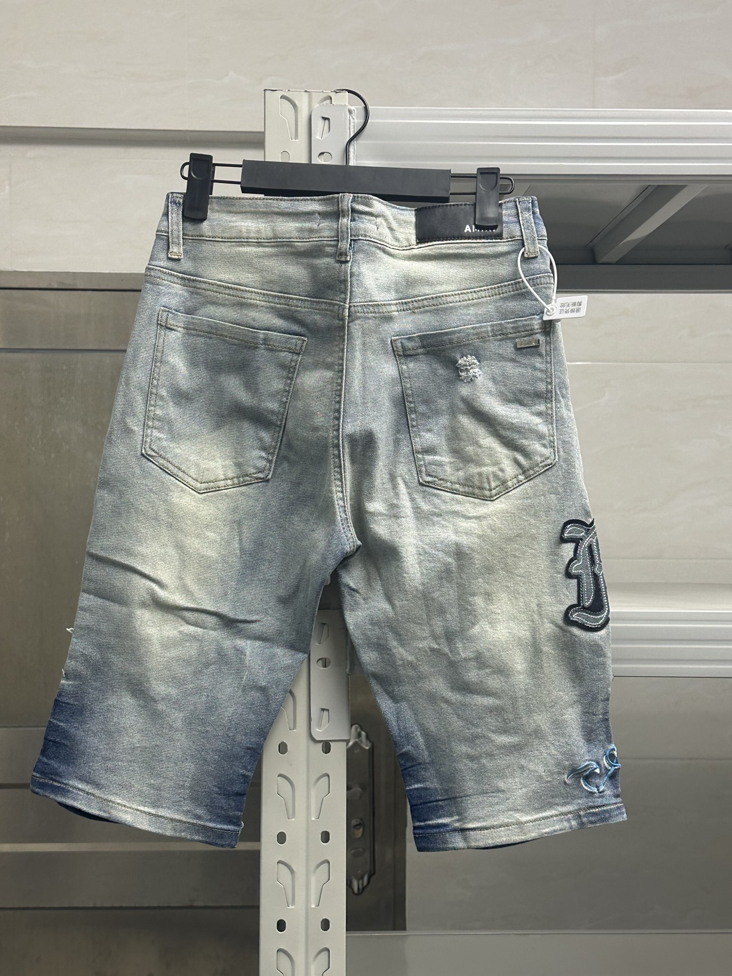 High Street Men’s Fashion Trends: Oversized AMIRI Cowboy Shorts and FOG Queen Styles - 图片 5